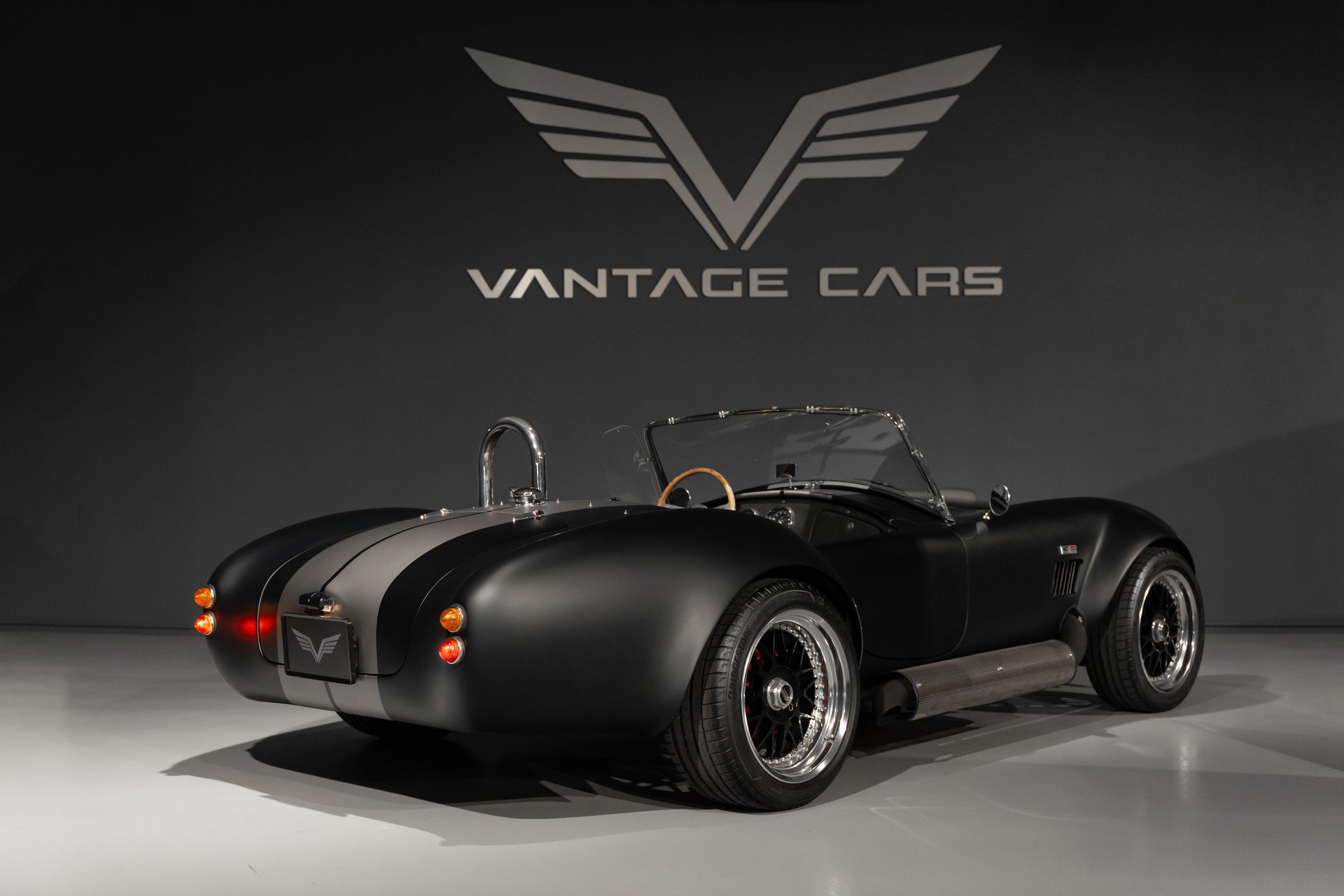 AC Cobra 5.7 V8 Supercharged-showroom-element-2