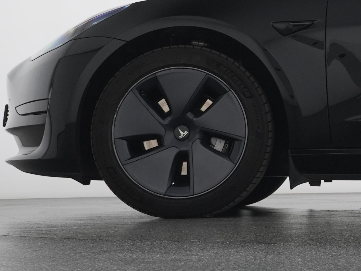 TESLA Model 3 Standard Range Plus Rear-Wheel Drive-showroom-element-2