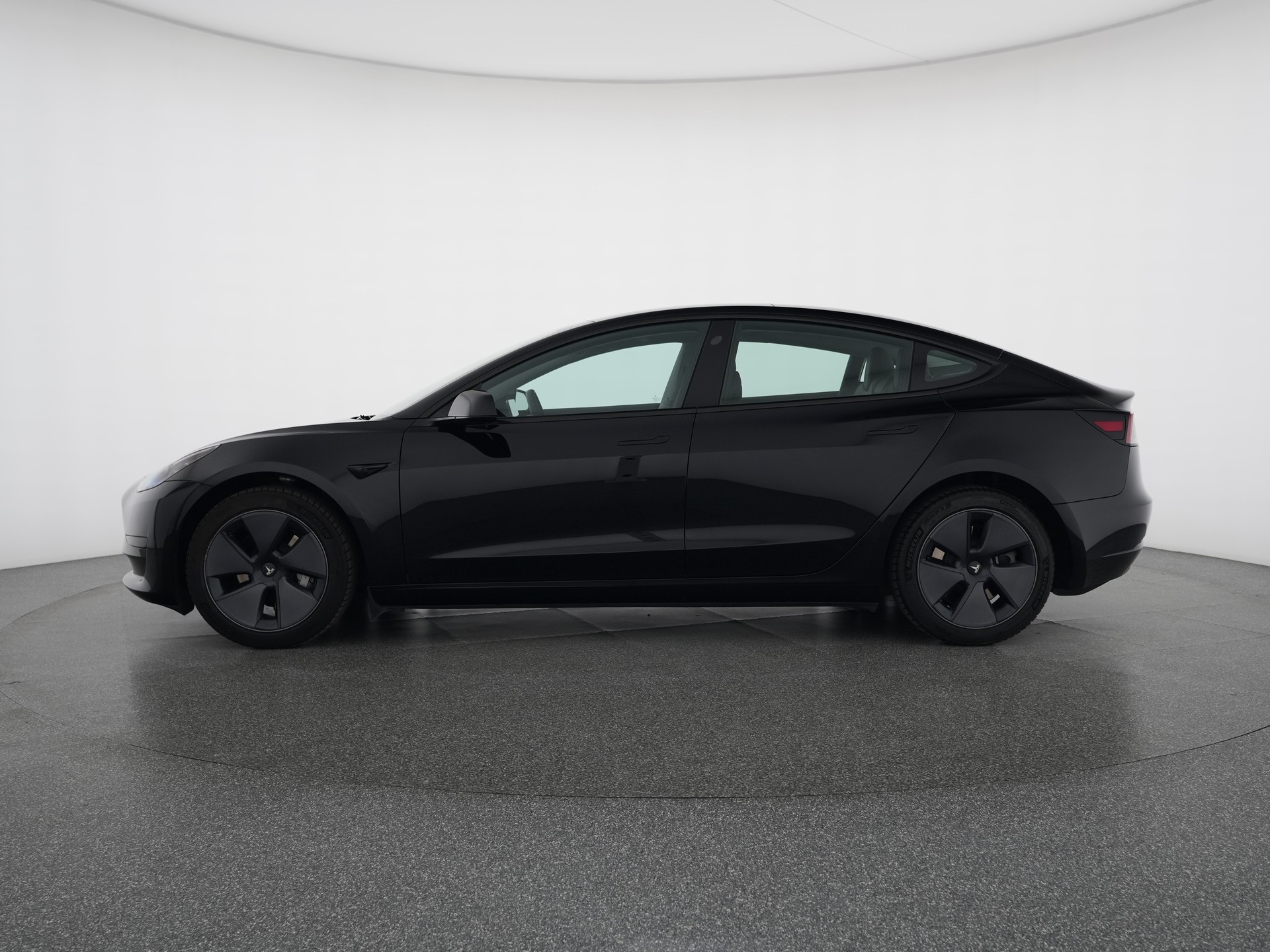 TESLA Model 3 Standard Range Plus Rear-Wheel Drive-showroom-element-1