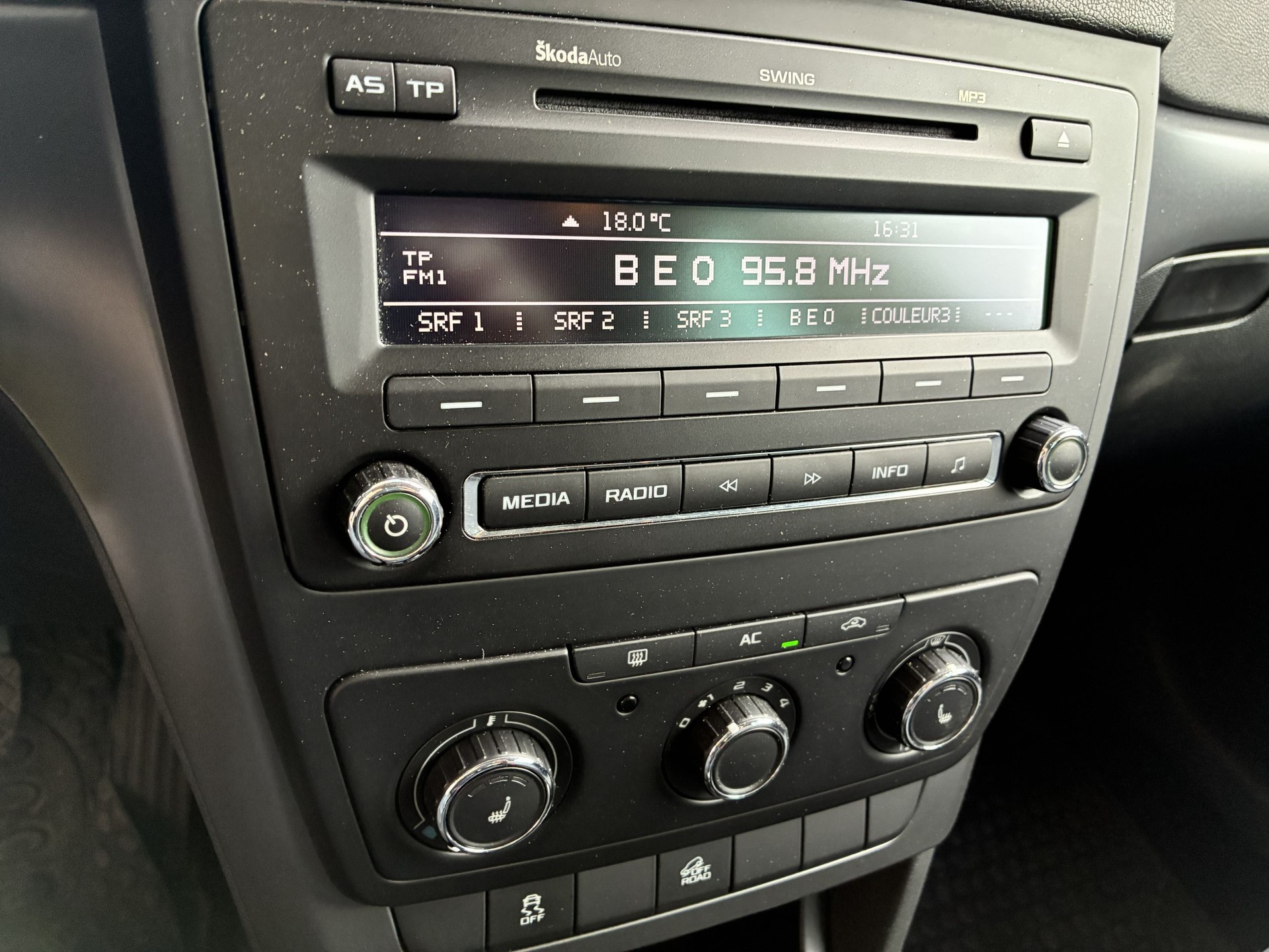SKODA Yeti 1.8 TSI Active 4x4-image-11