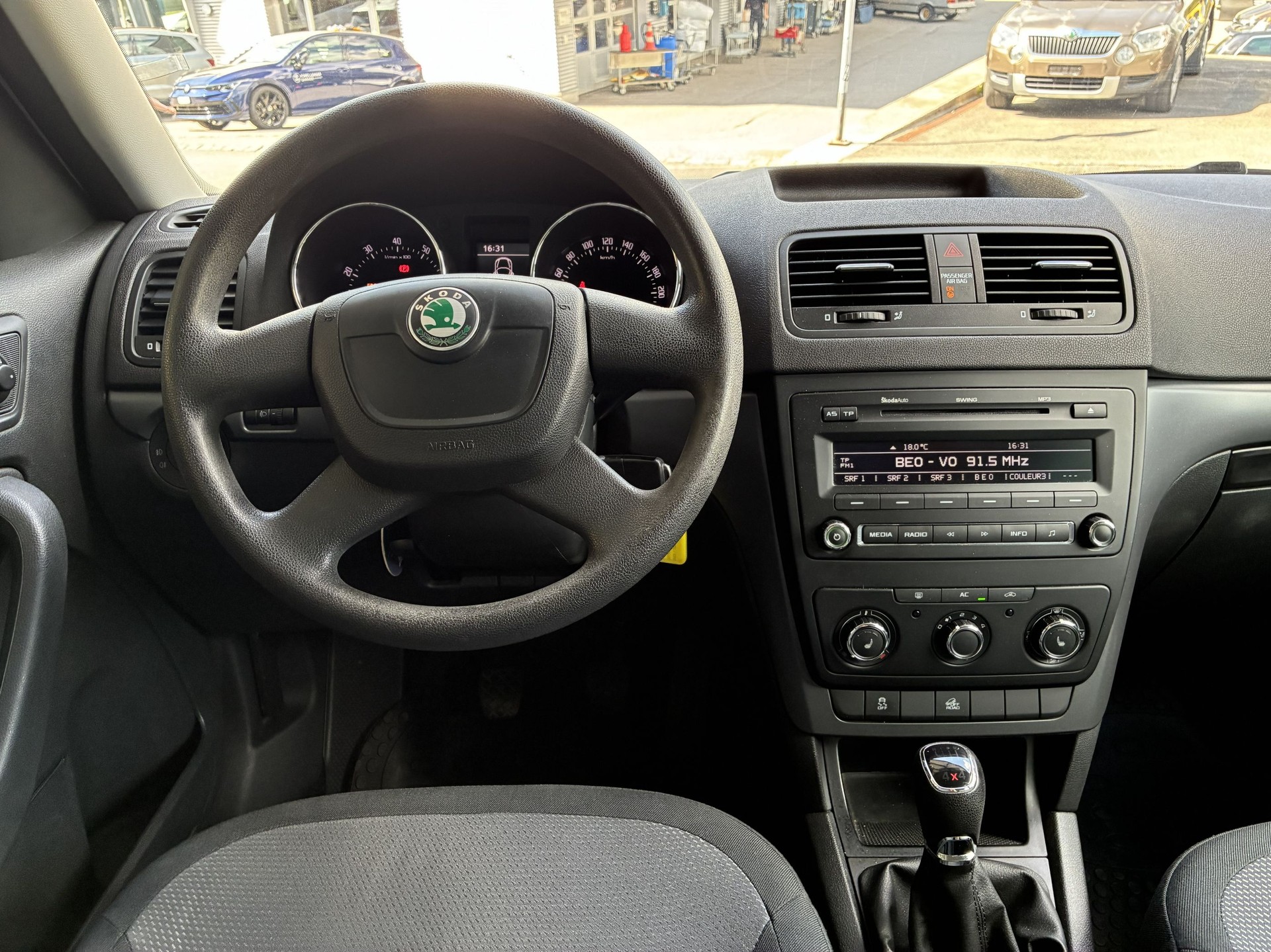 SKODA Yeti 1.8 TSI Active 4x4-image-9