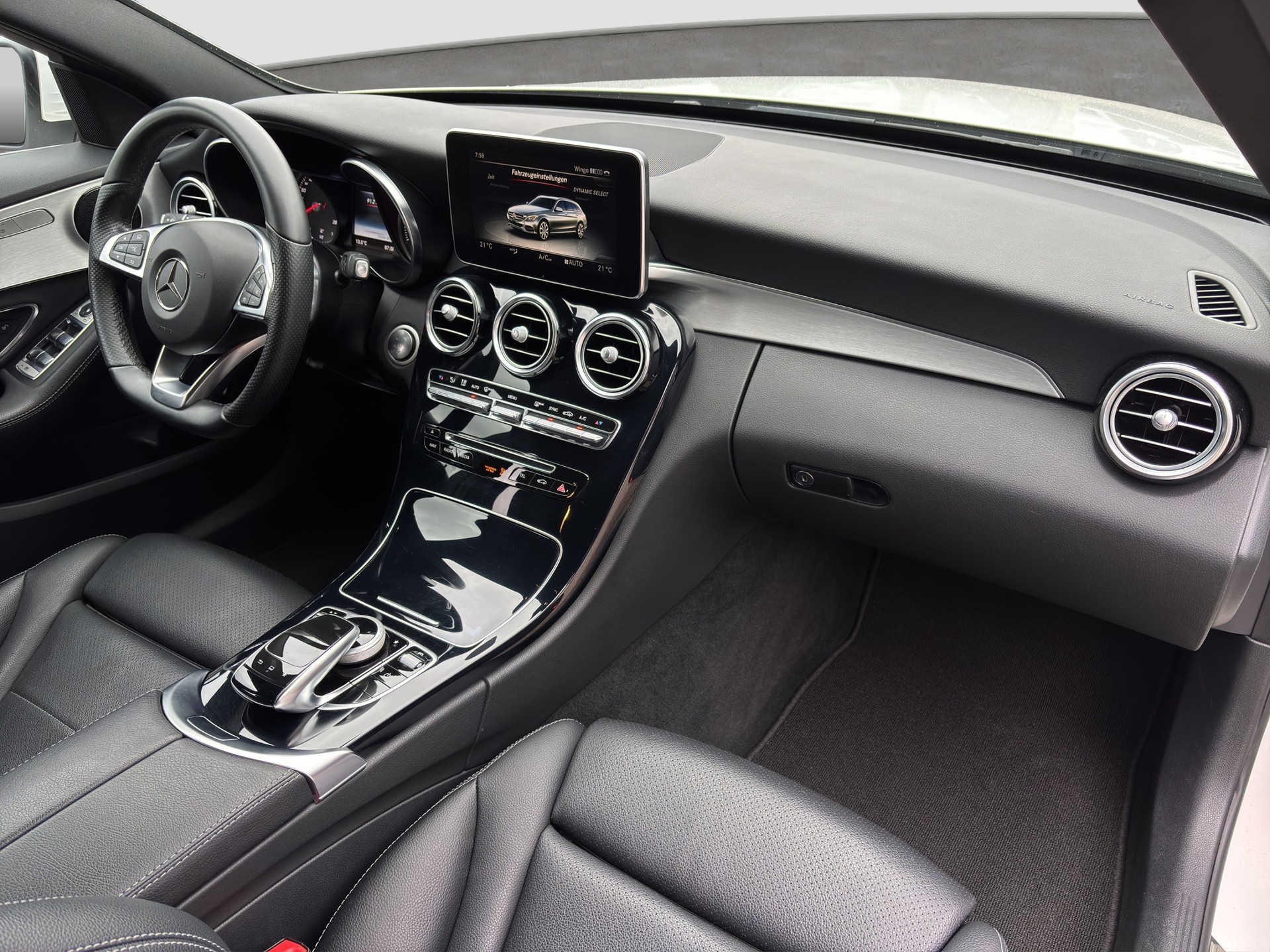 MERCEDES-BENZ C 220 d AMG Line 4Matic 9G-Tronic-image-12