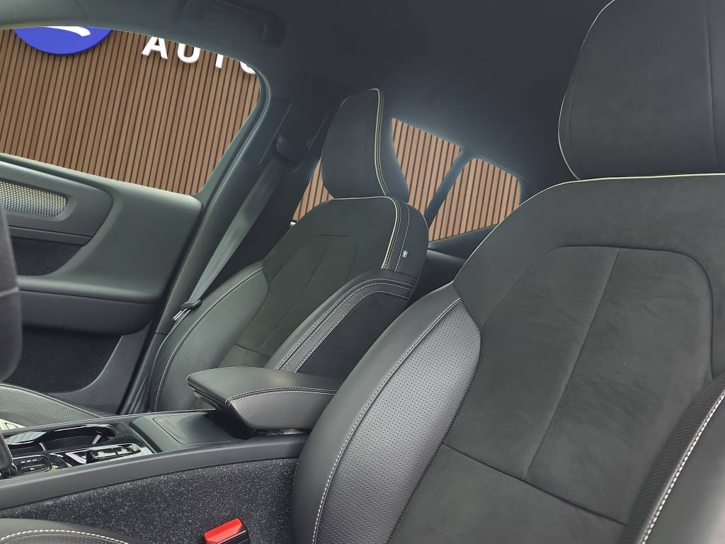 VOLVO XC40 2.0 B4 MH R-Design AWD-image-12