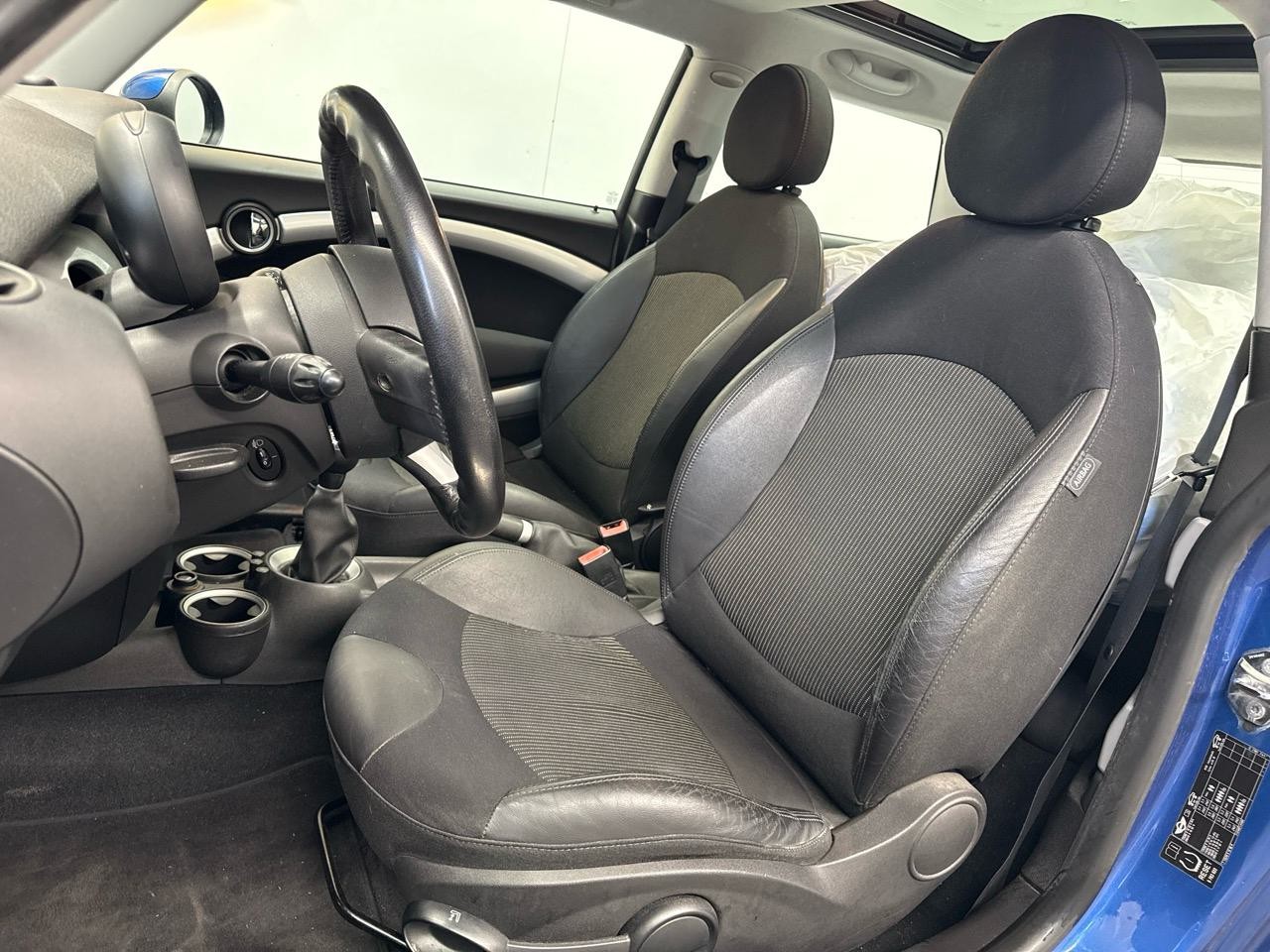 MINI Cooper-showroom-element-3