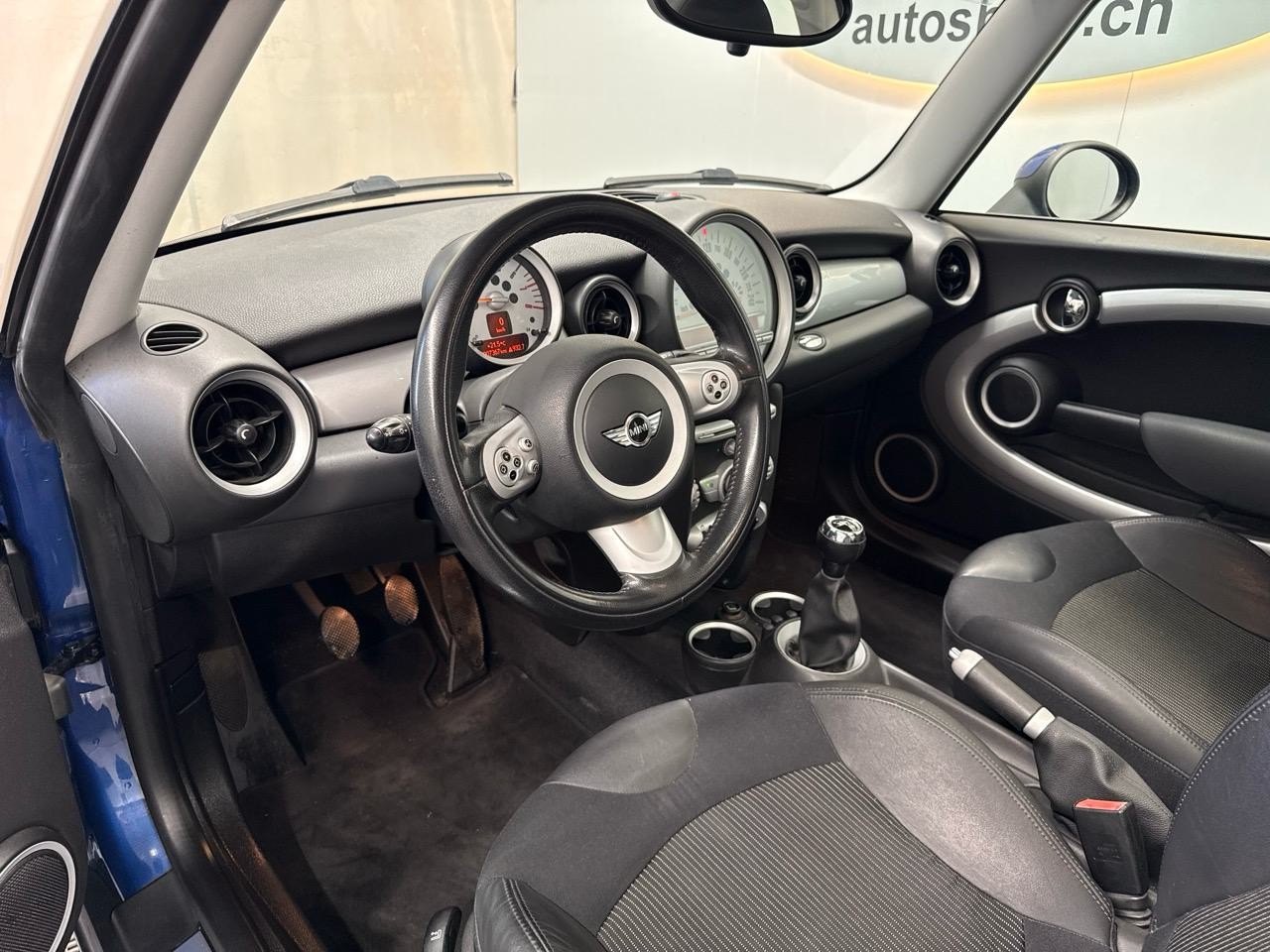 MINI Cooper-showroom-element-2