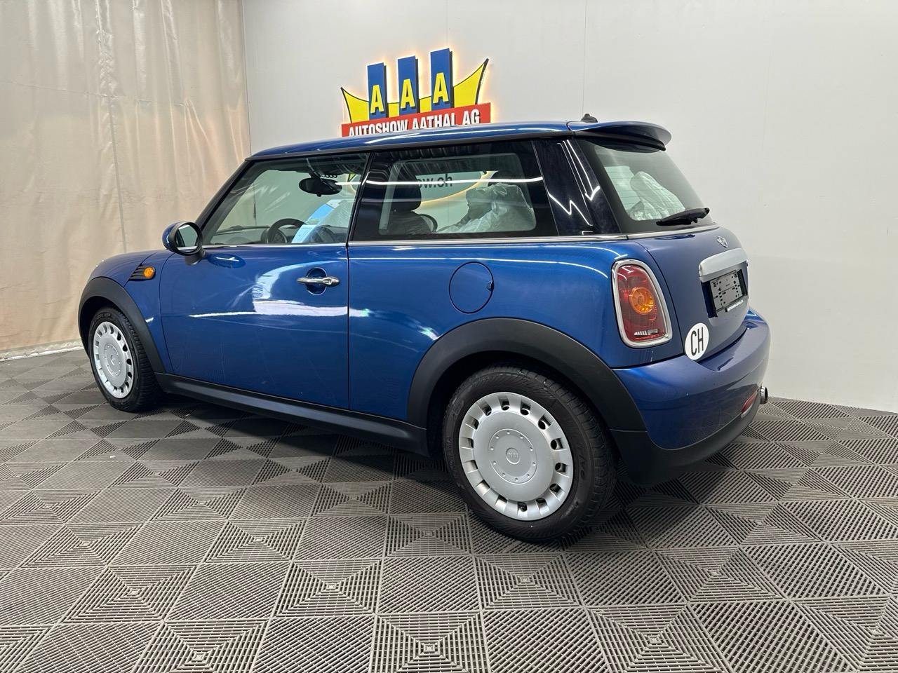 MINI Cooper-showroom-element-1
