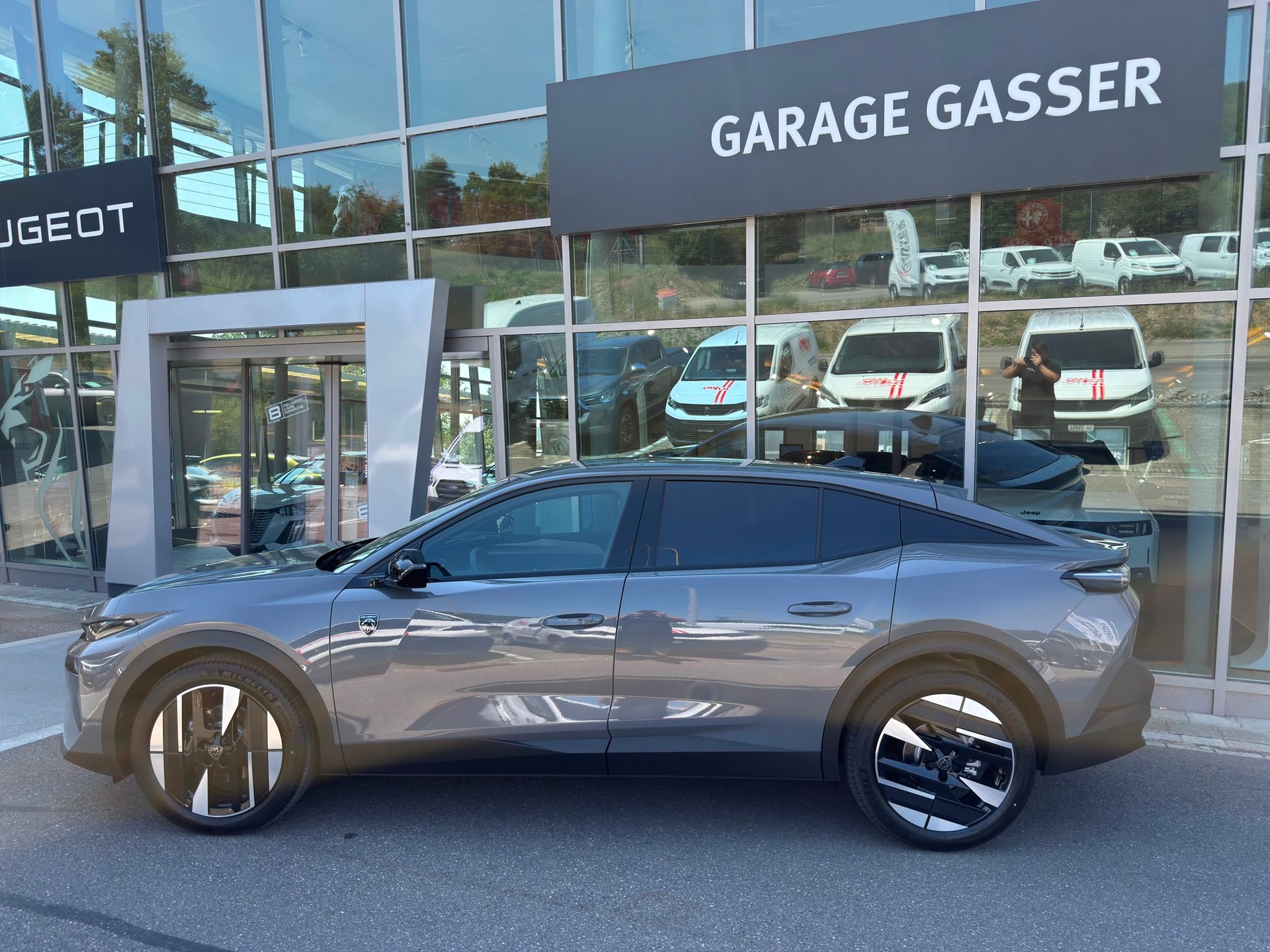 PEUGEOT 408 1.2 Hybrid 145 GT-showroom-element-2