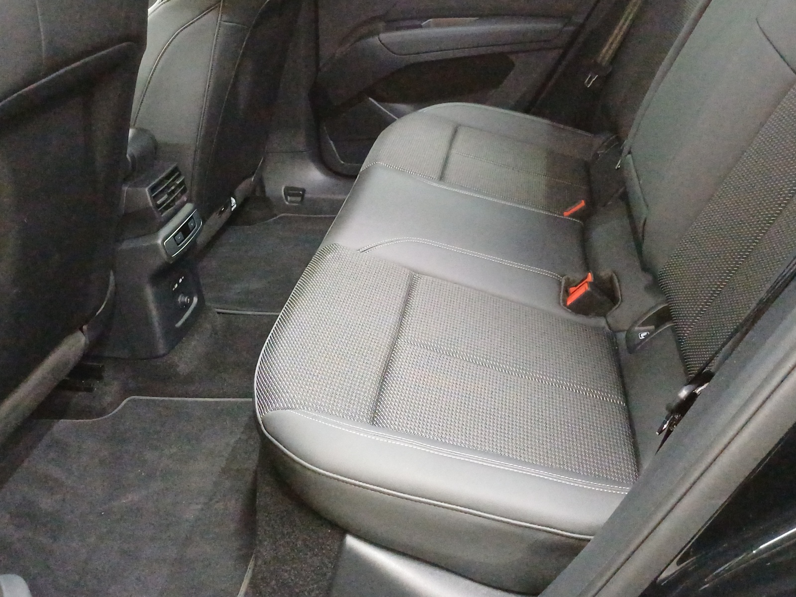 AUDI Q4 e-tron 45 Attraction quattro-image-11