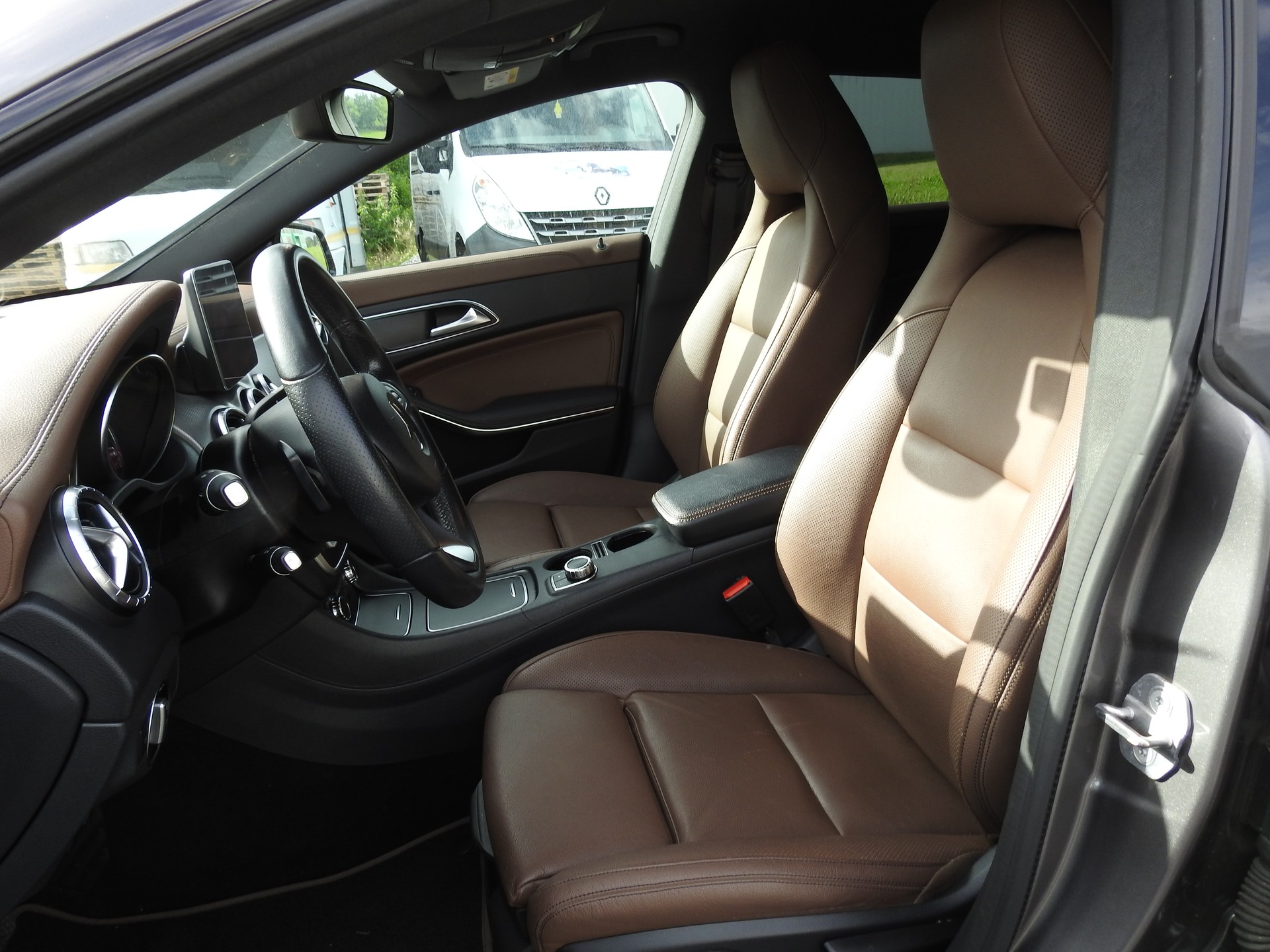 MERCEDES-BENZ CLA Shooting Br 200 d Swiss Star AMG Line 4M-image-12