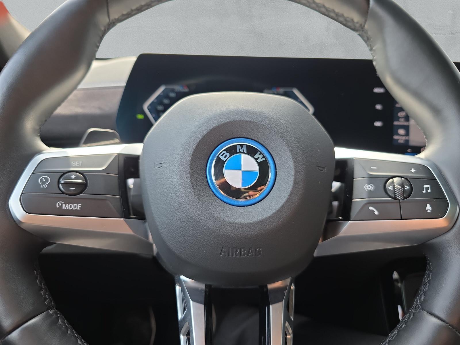 BMW iX2 30 M Sport xDrive U10 (CH) ** Frozen Portimao Blau II métallisé **-image-23