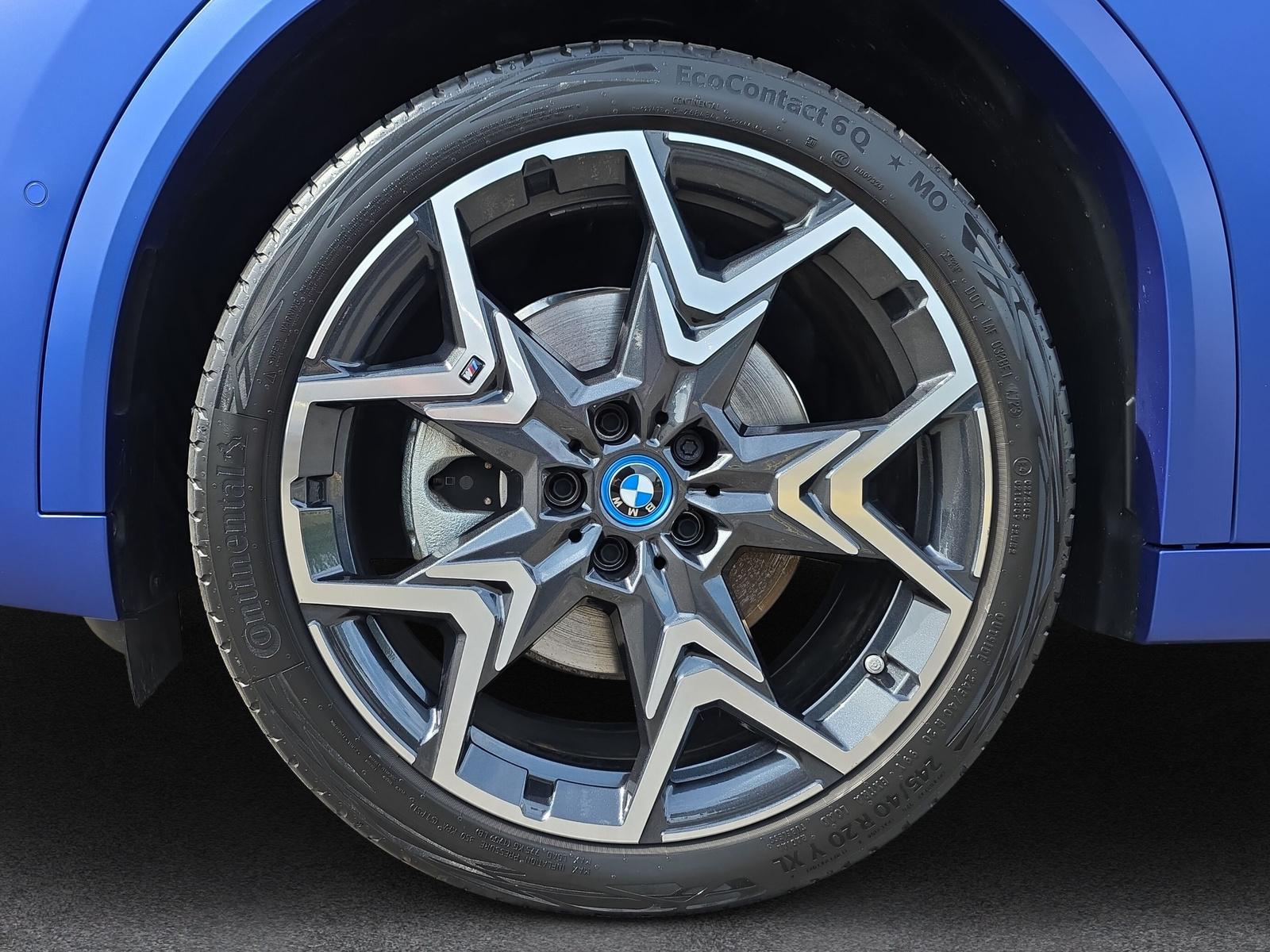BMW iX2 30 M Sport xDrive U10 (CH) ** Frozen Portimao Blau II métallisé **-image-10