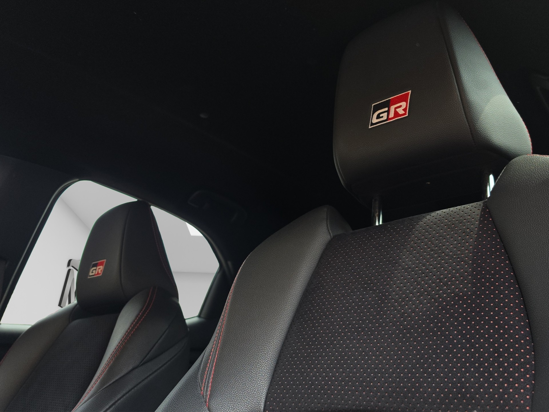 TOYOTA Yaris 1.5 GR Sport e-CVT-image-16