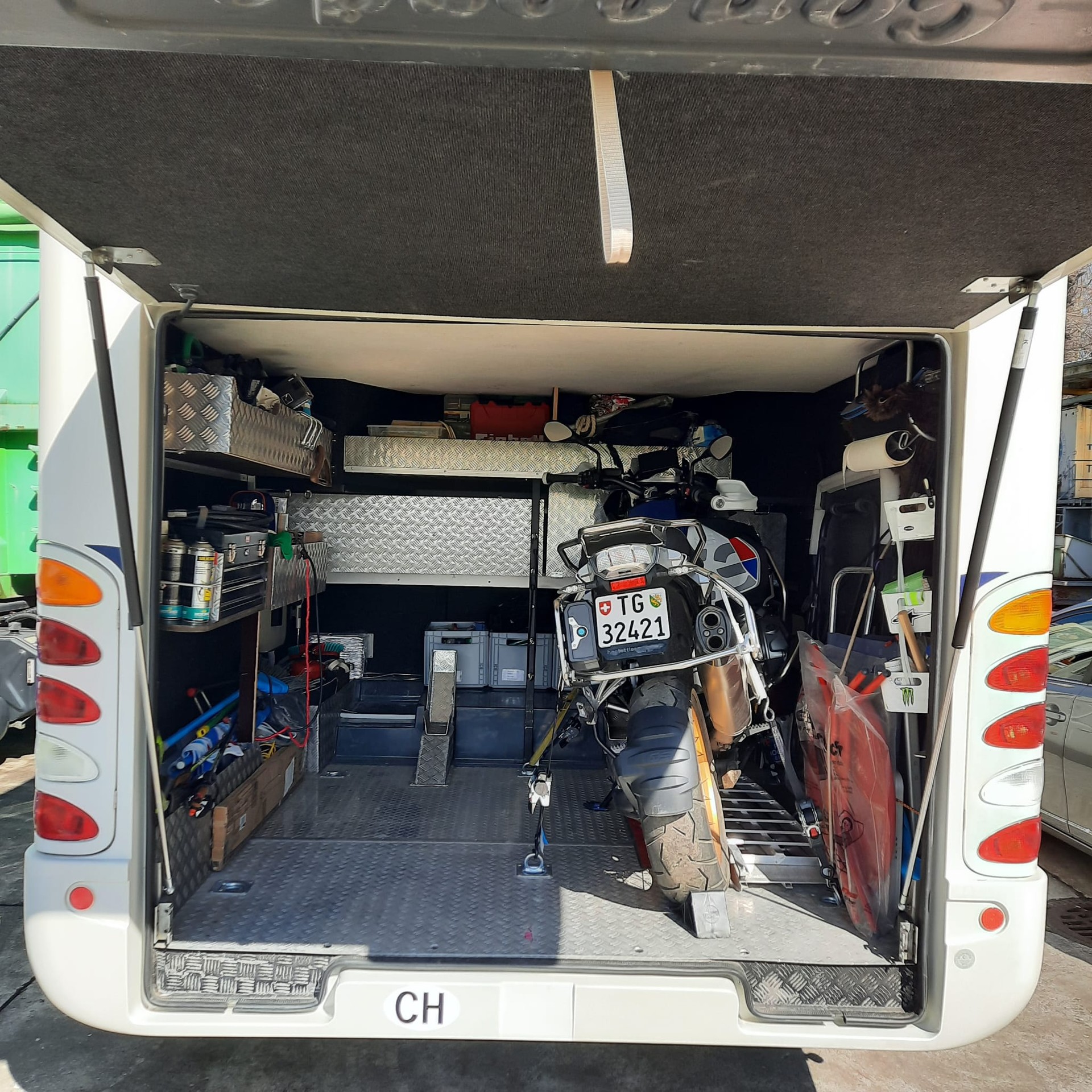 CONCORDE Liner 990G mit Motorradgarage auf MAN TGL 12.250-image-9