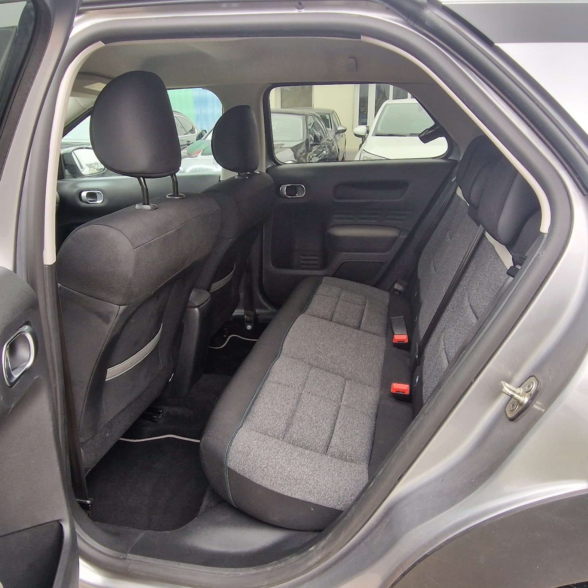 CITROEN C4 Cactus 1.2 Pure Tech Shine EAT6-image-4