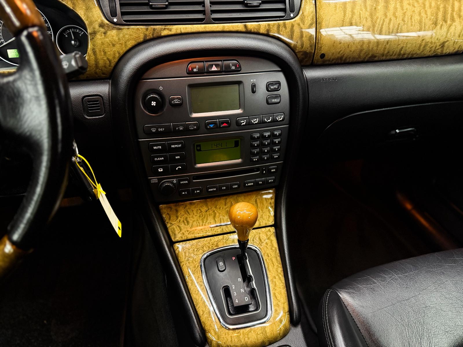 JAGUAR X-Type 3.0 V6 Traction4 Executive-image-9