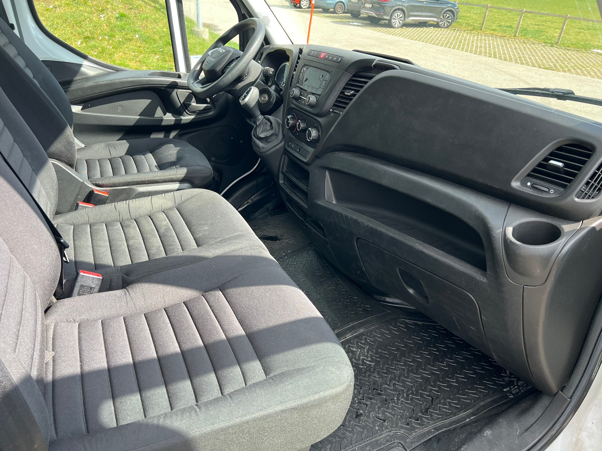 IVECO 35S14A8V Fourgon 16m3 attelage 3.5t Clima.-image-9