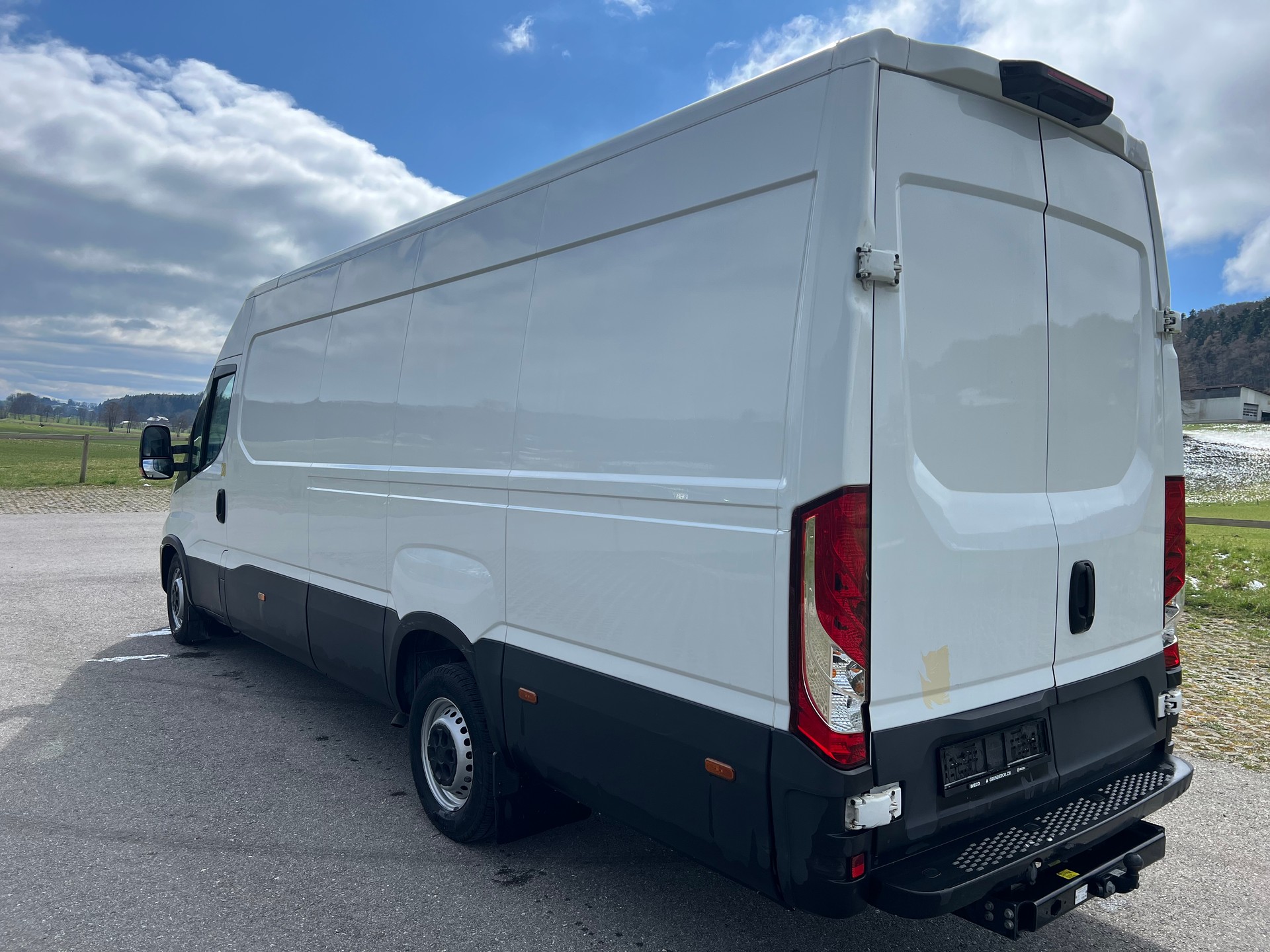 IVECO 35S14A8V Fourgon 16m3 attelage 3.5t Clima.-image-1