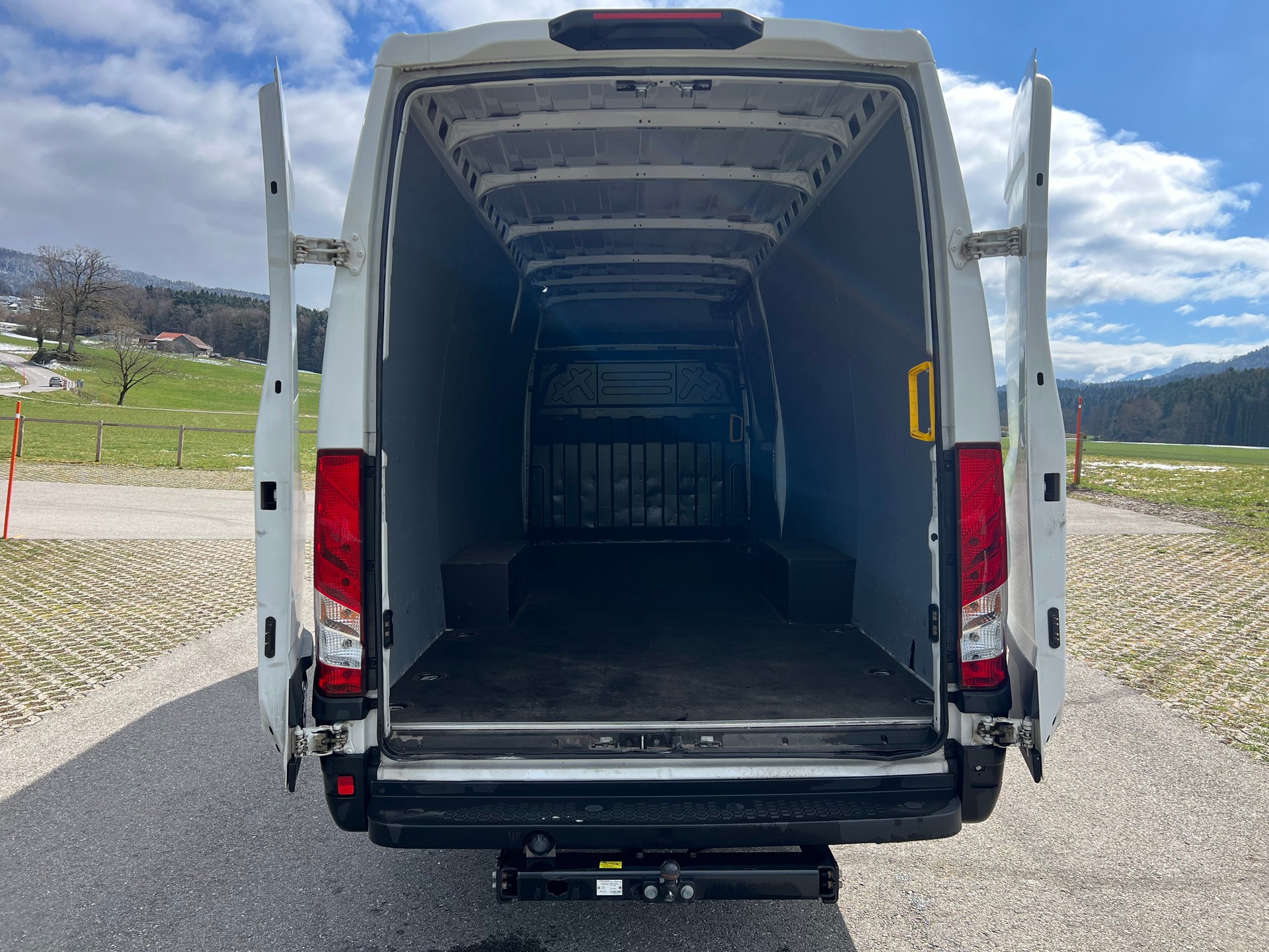 IVECO 35S14A8V Fourgon 16m3 attelage 3.5t Clima.-image-6