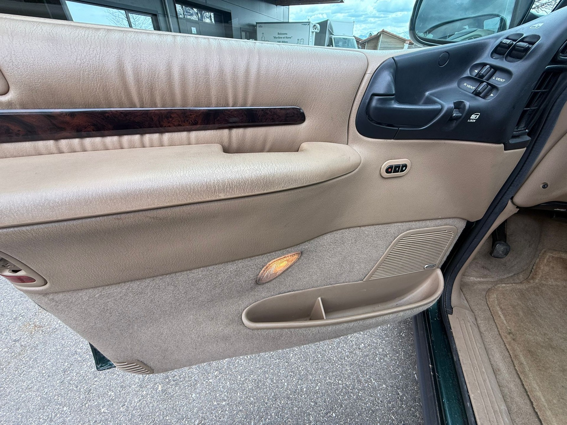 CHRYSLER Voyager 3.3 LE-image-8