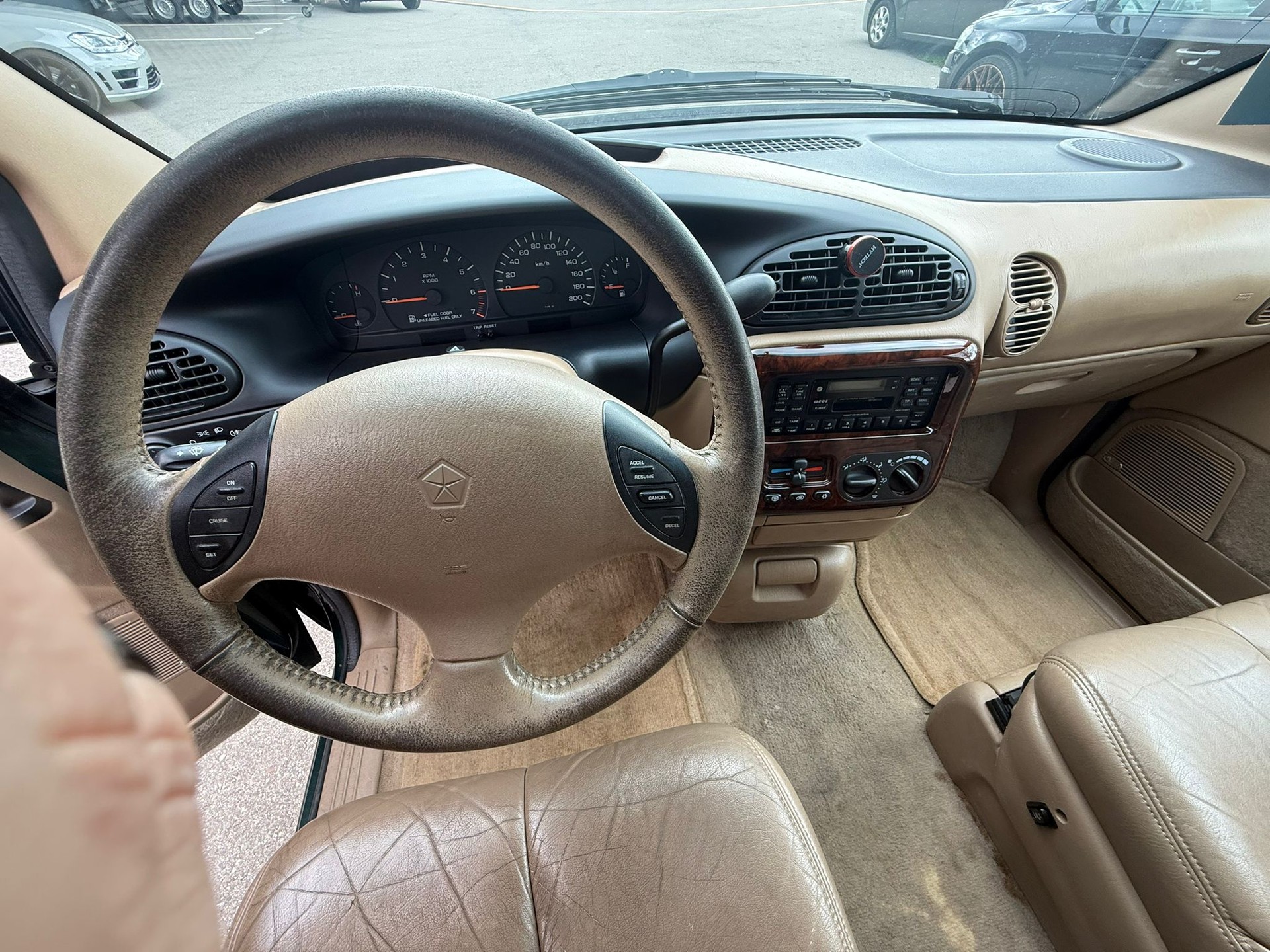 CHRYSLER Voyager 3.3 LE-image-9