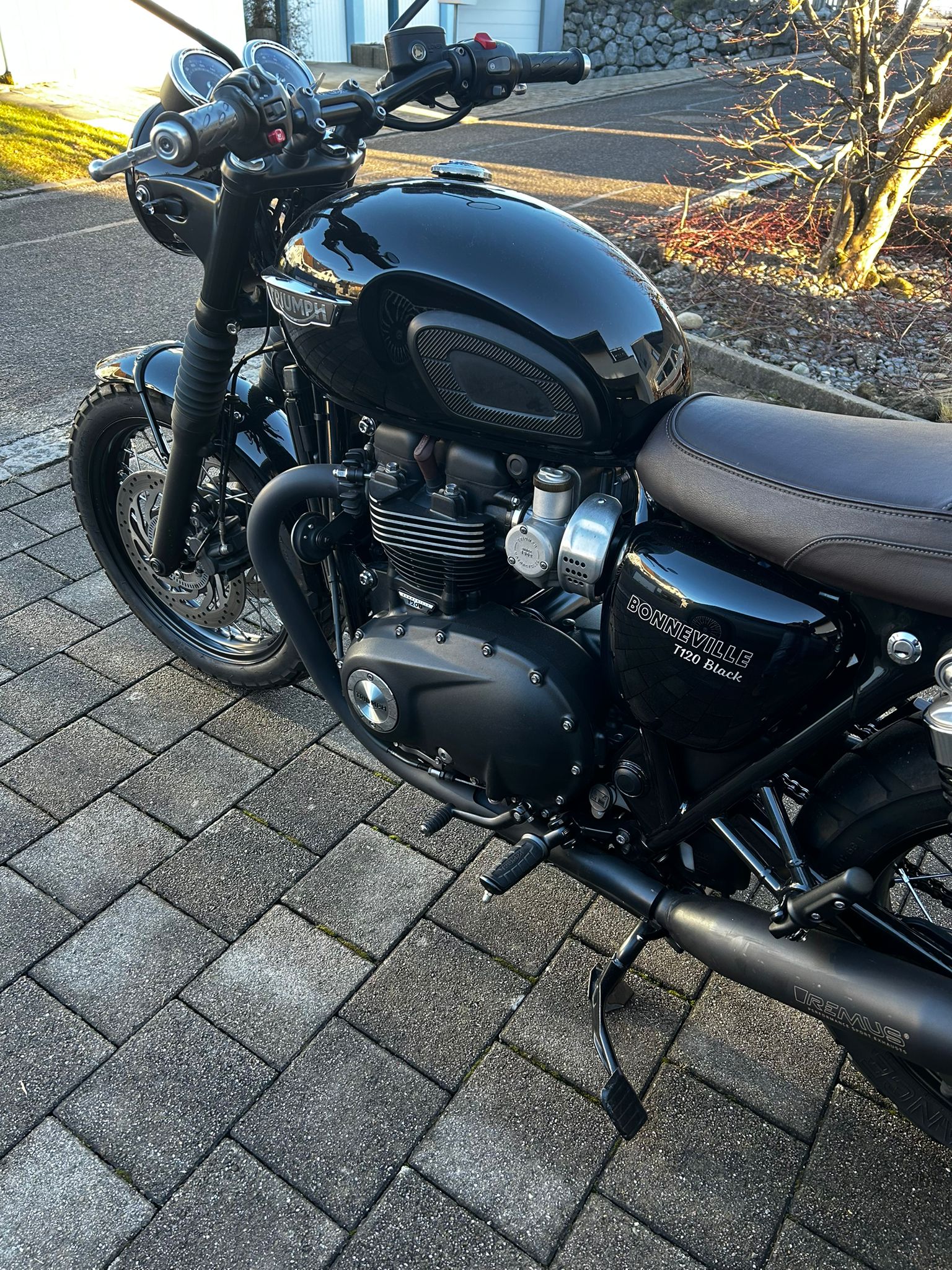 TRIUMPH Bonneville T120 Black-image-4