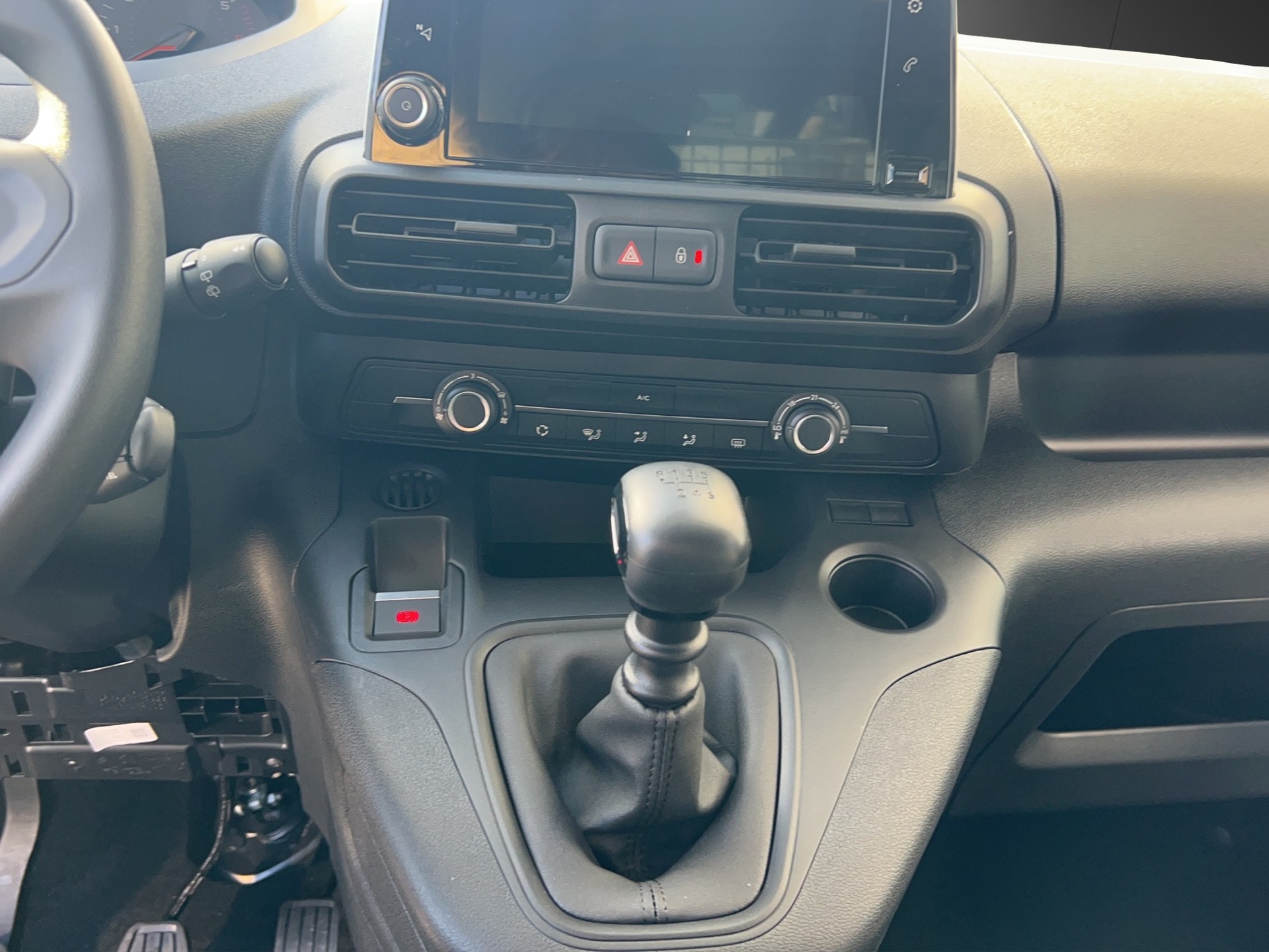 PEUGEOT Partner 1.5 BlueHDI Premium Standard-image-9