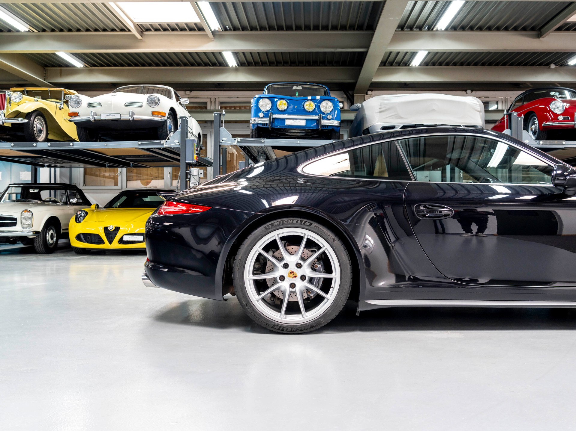PORSCHE 911 Carrera 4-image-12