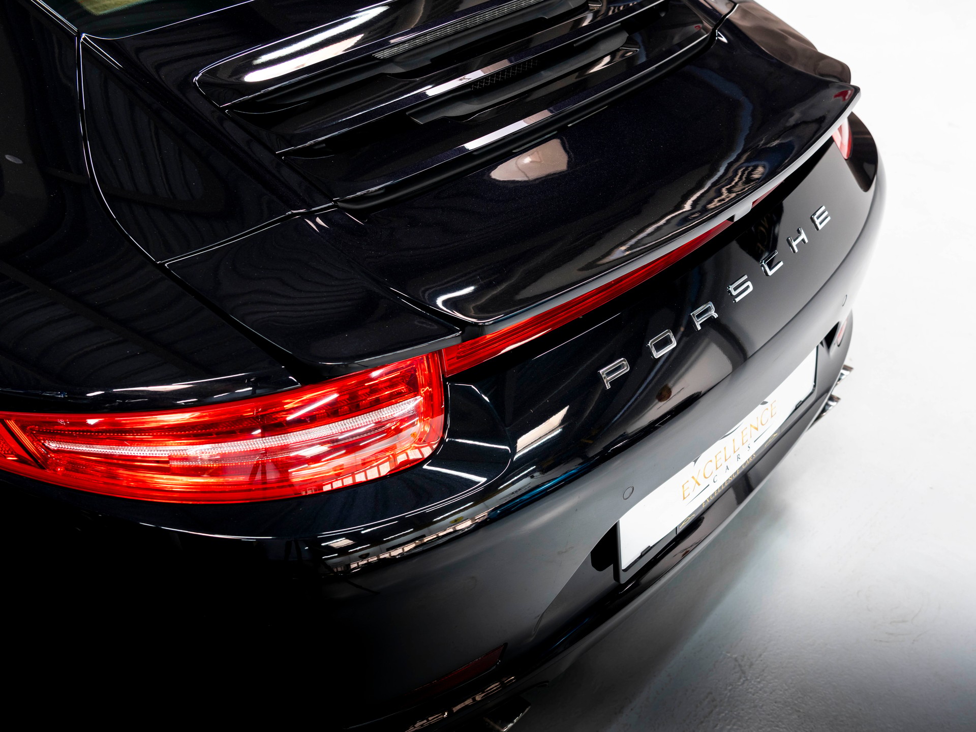 PORSCHE 911 Carrera 4-image-28