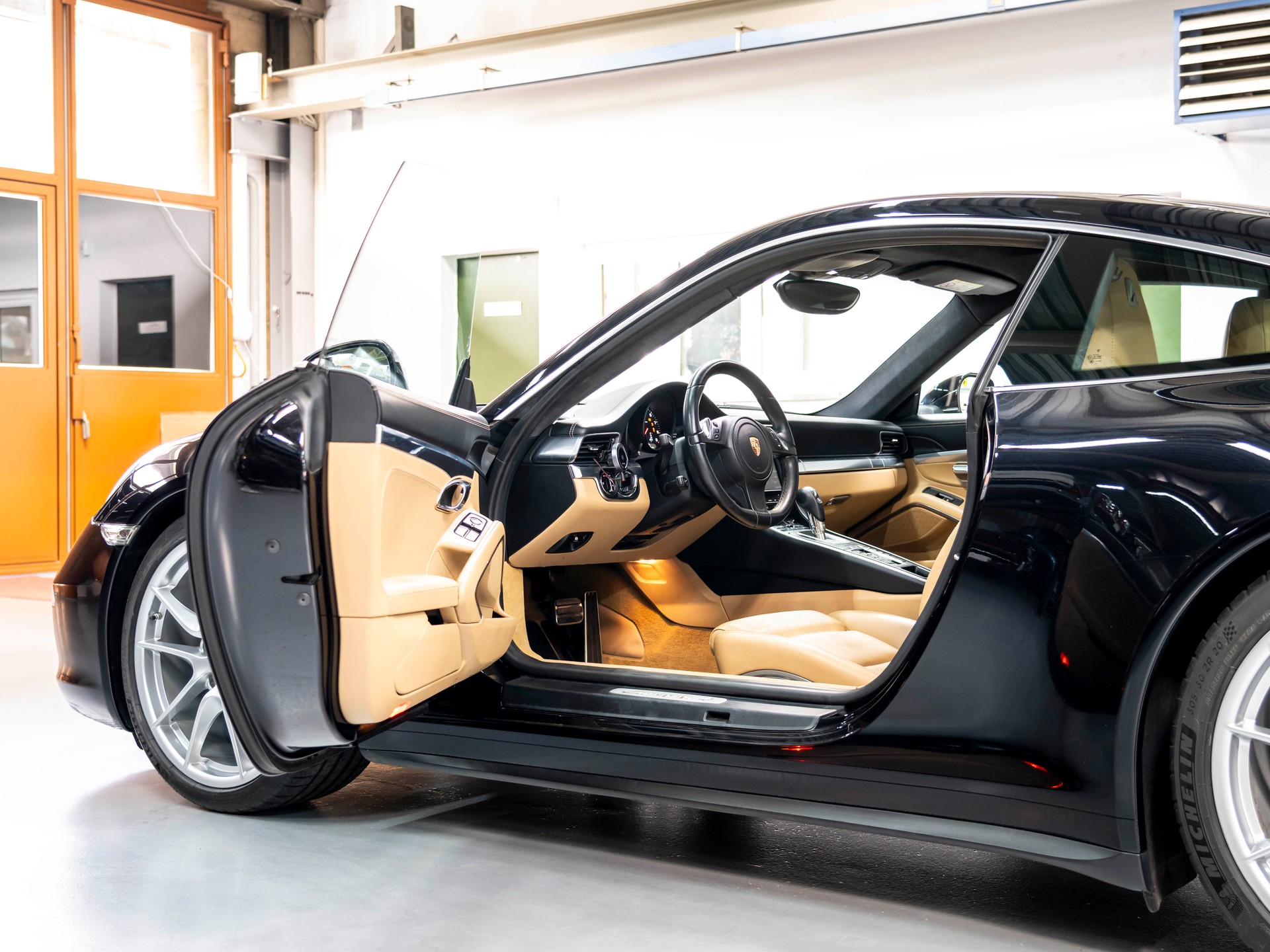 PORSCHE 911 Carrera 4-image-18