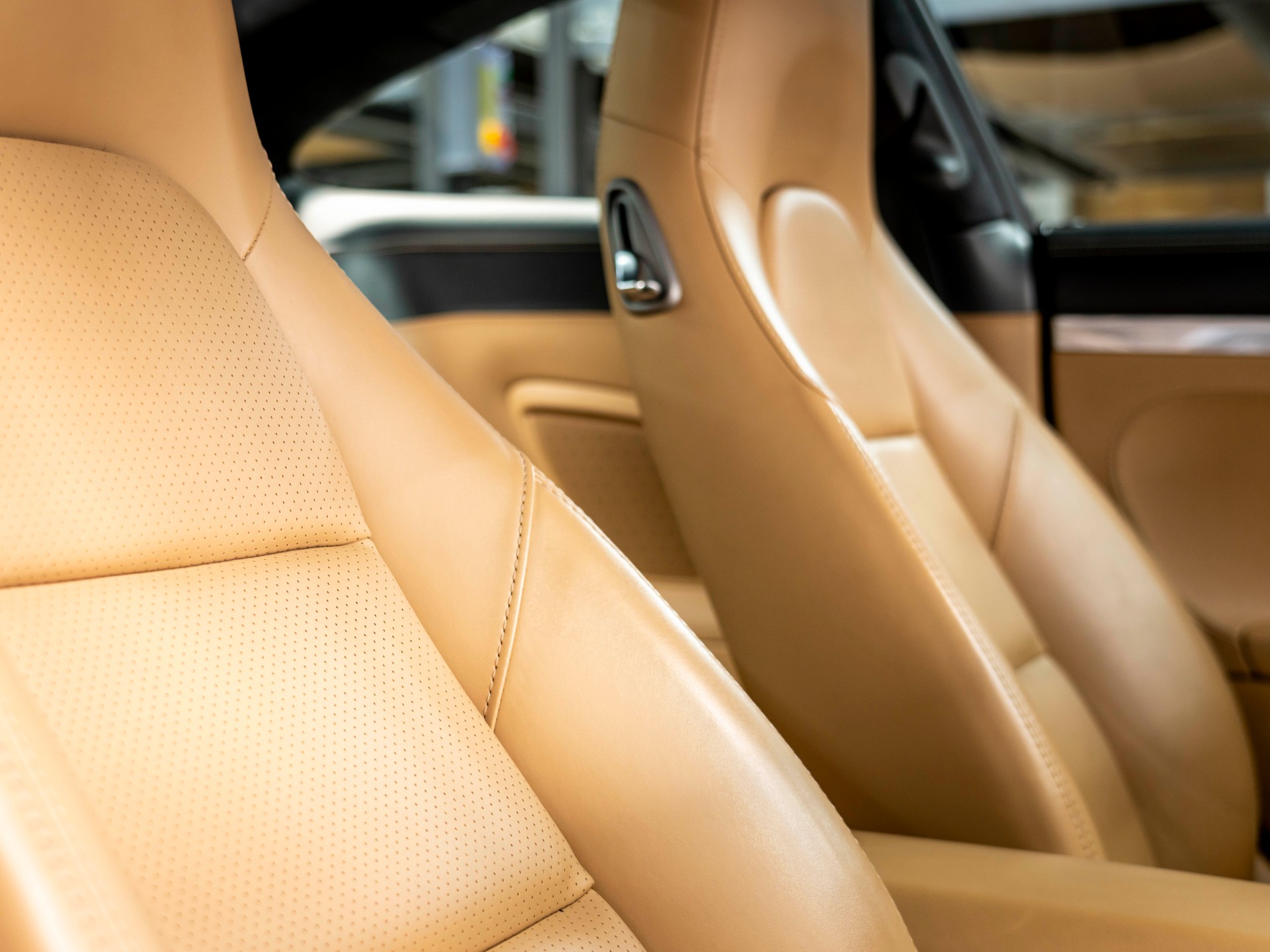 PORSCHE 911 Carrera 4-showroom-element-1