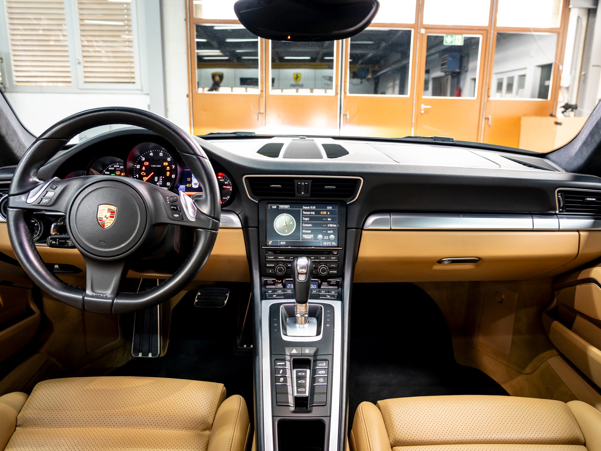PORSCHE 911 Carrera 4-image-29