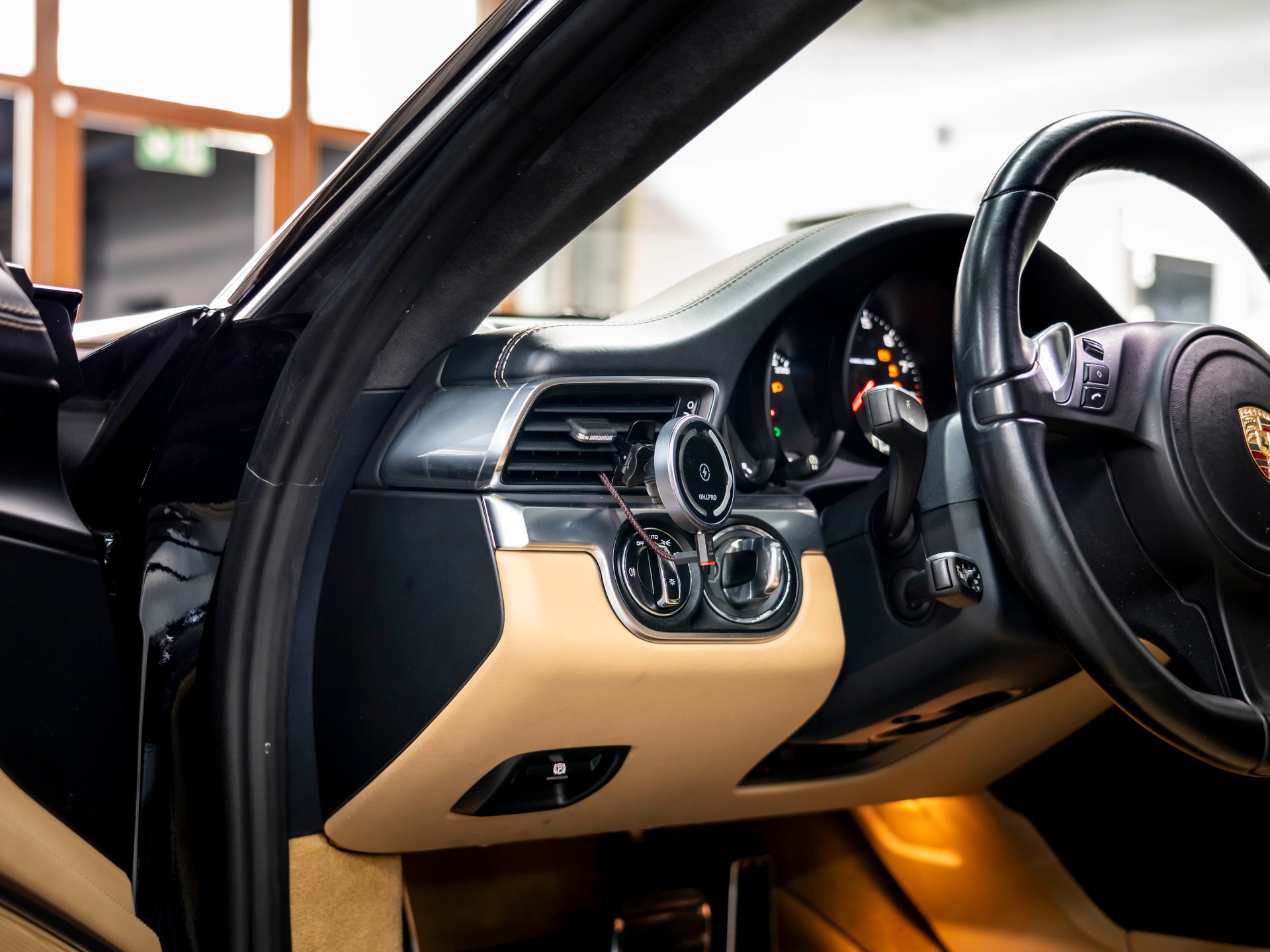 PORSCHE 911 Carrera 4-image-17