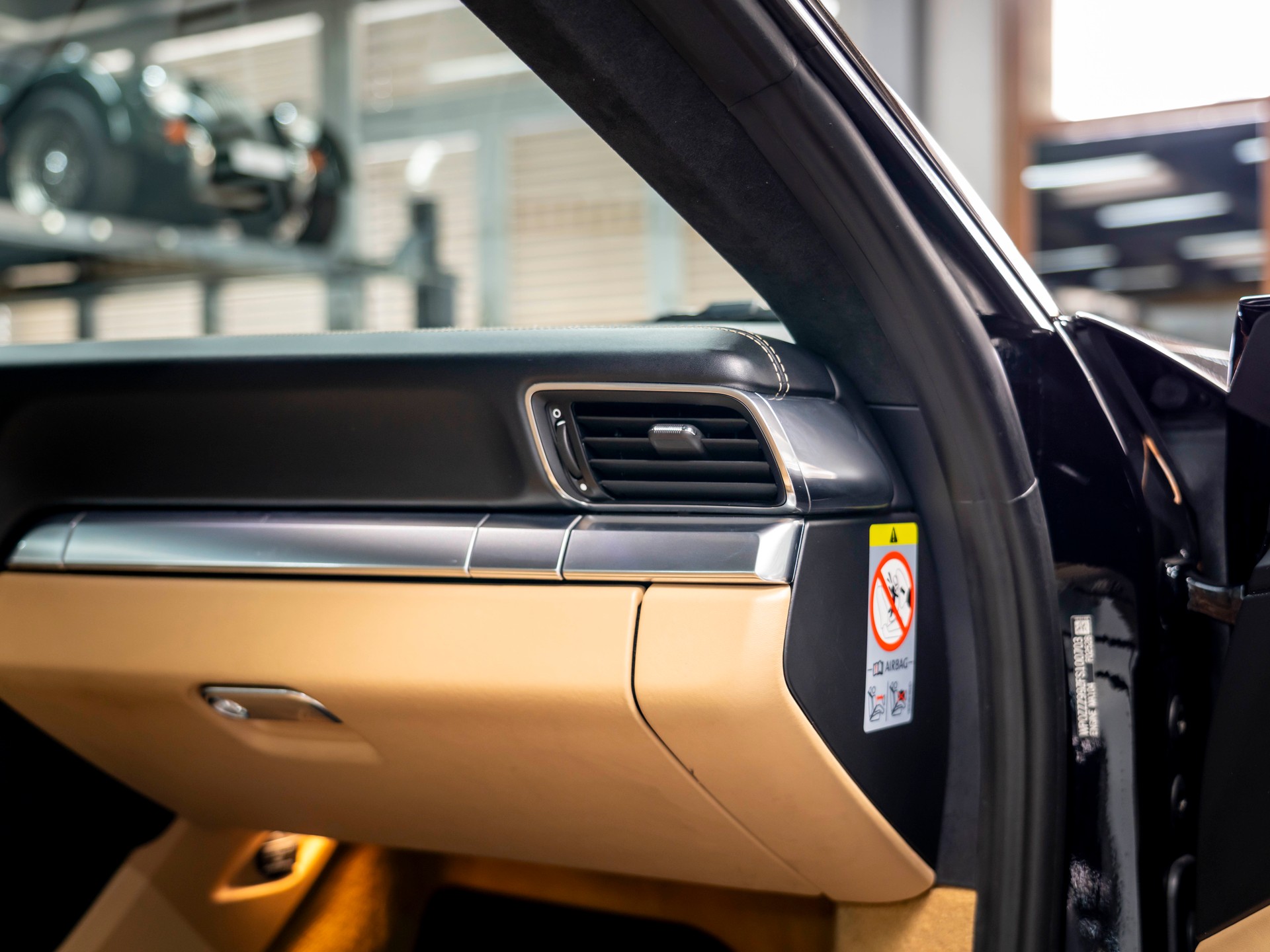 PORSCHE 911 Carrera 4-image-24