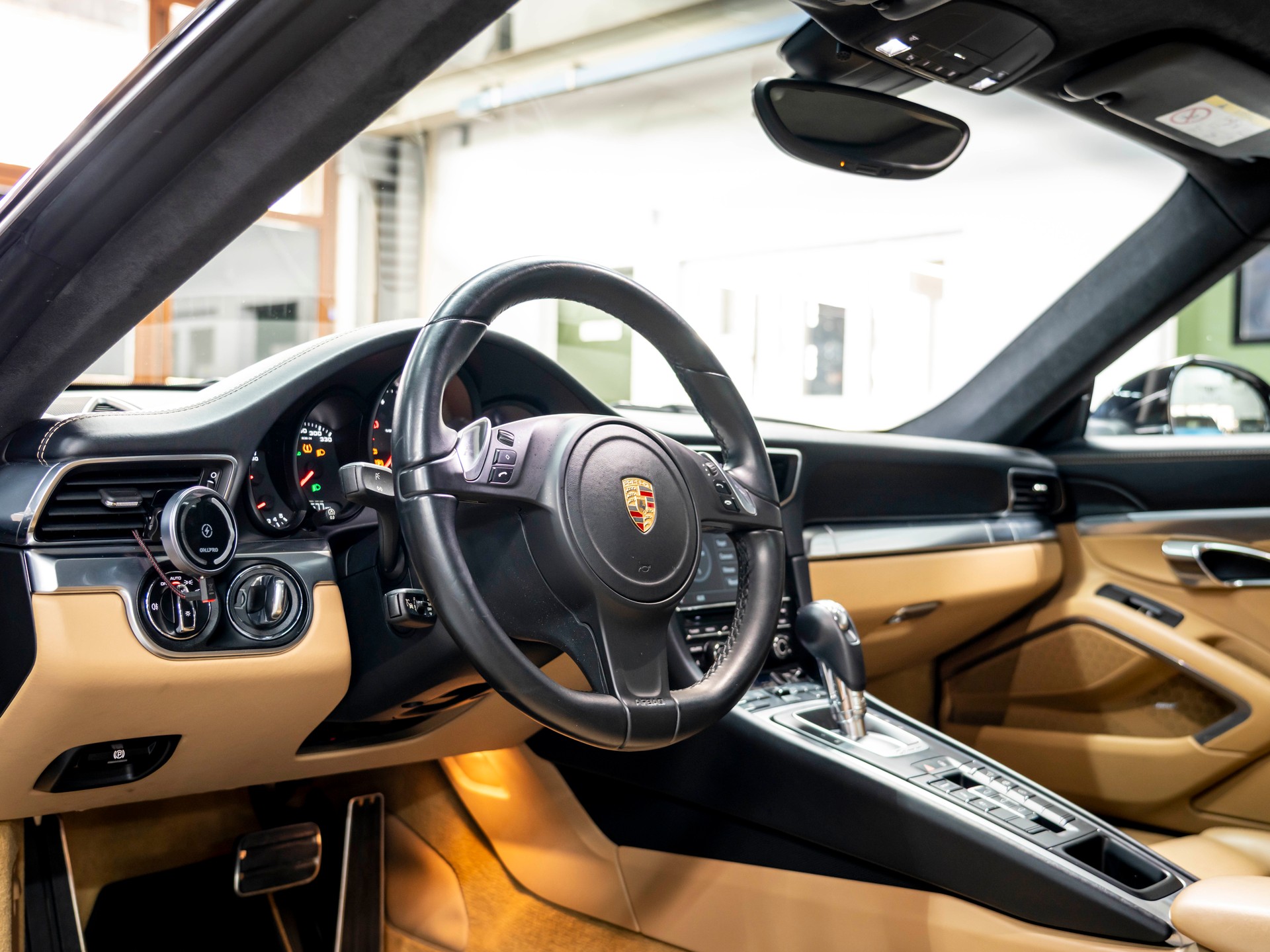 PORSCHE 911 Carrera 4-image-15