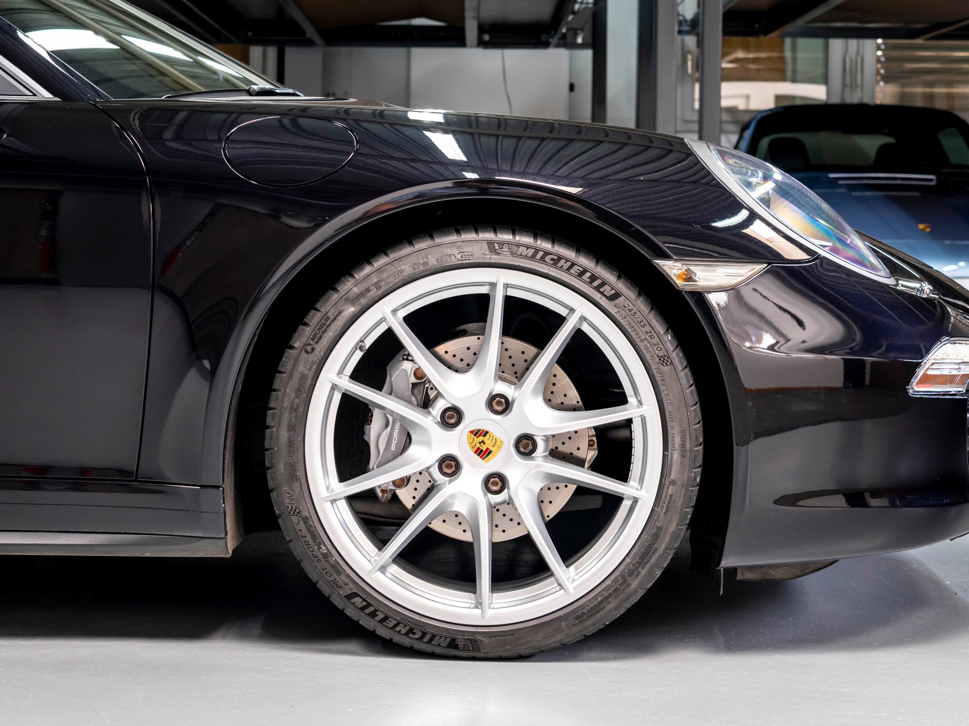 PORSCHE 911 Carrera 4-image-10