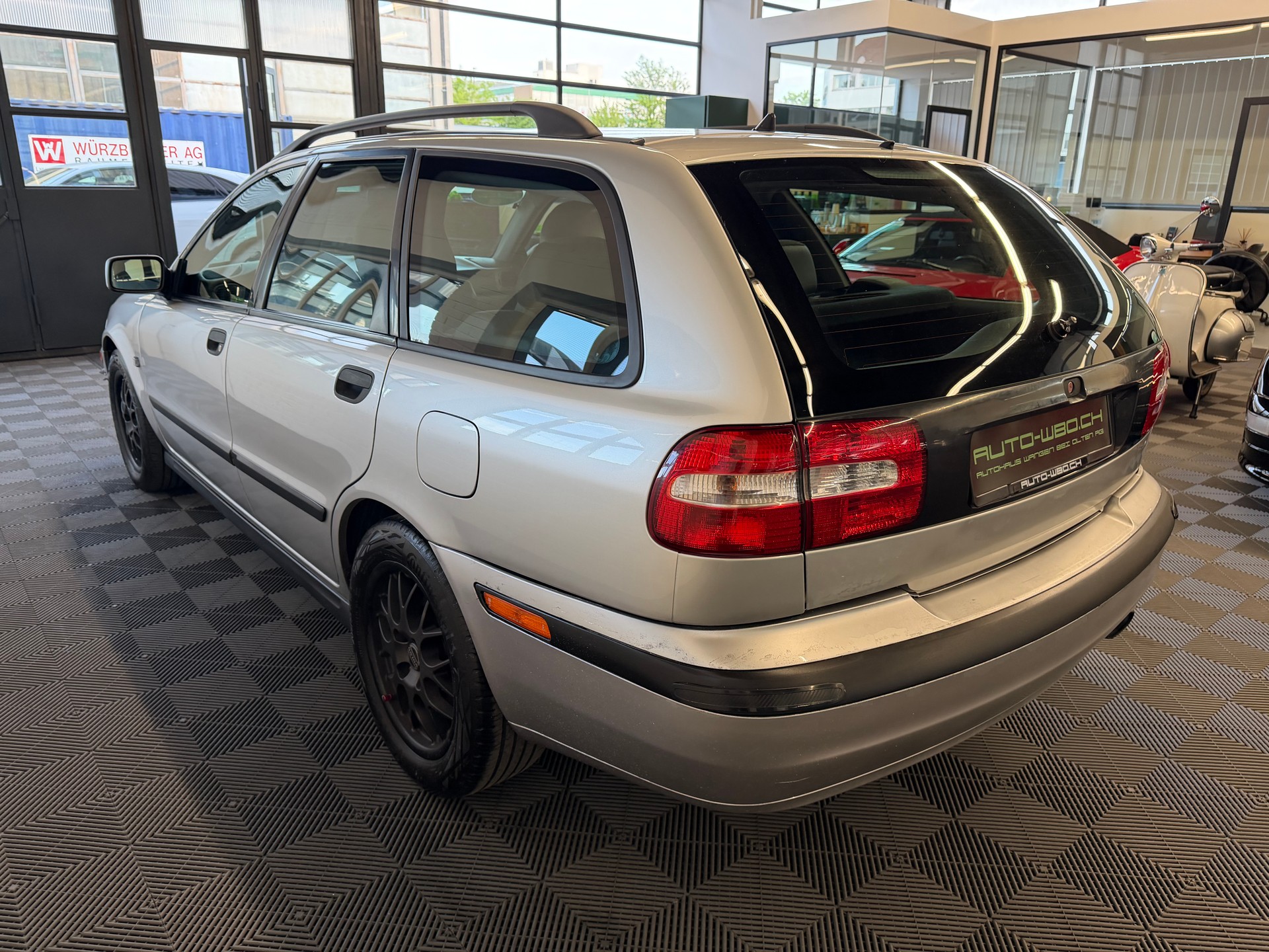 VOLVO V40 2.0T-image-4