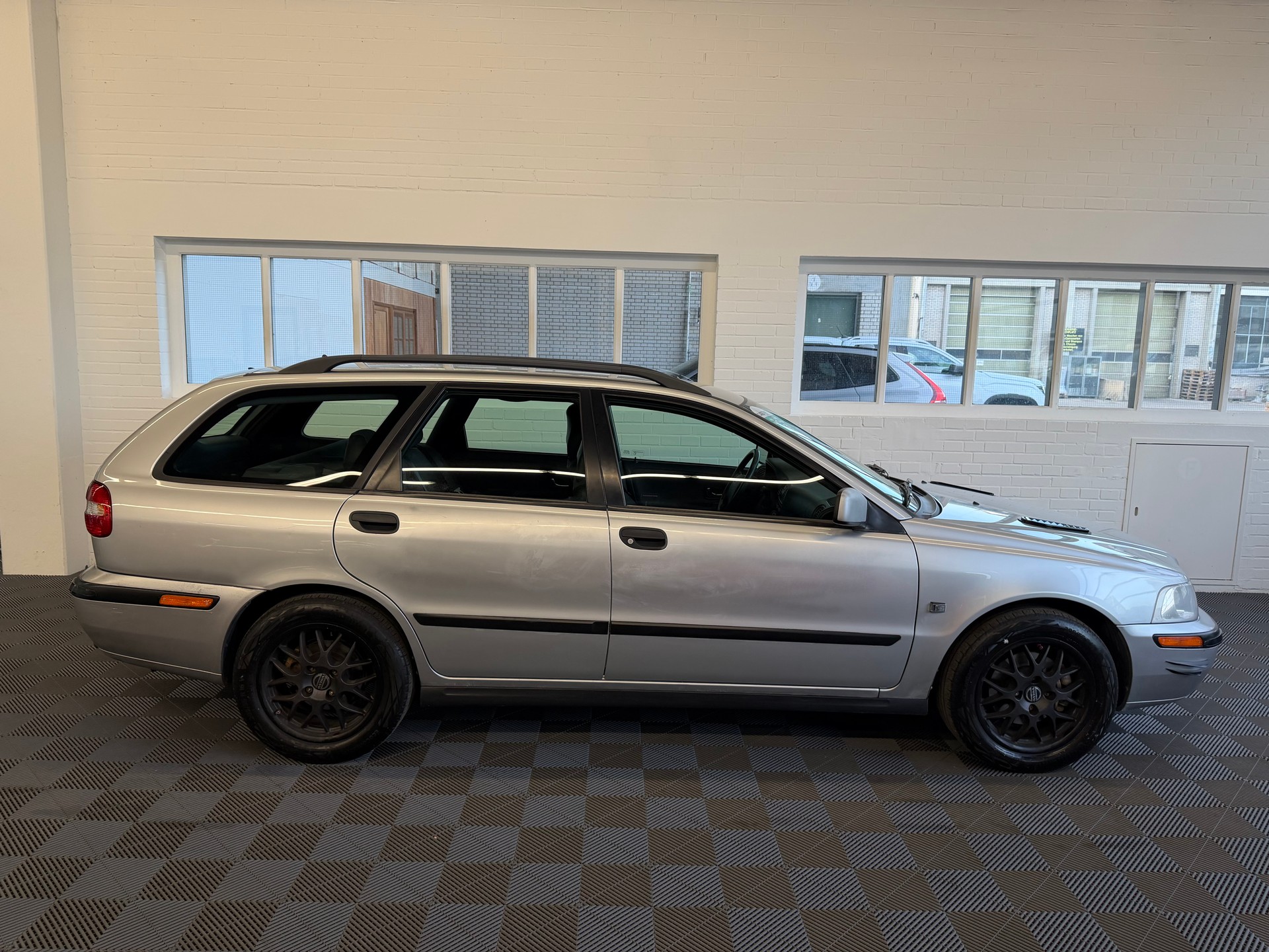 VOLVO V40 2.0T-showroom-element-1