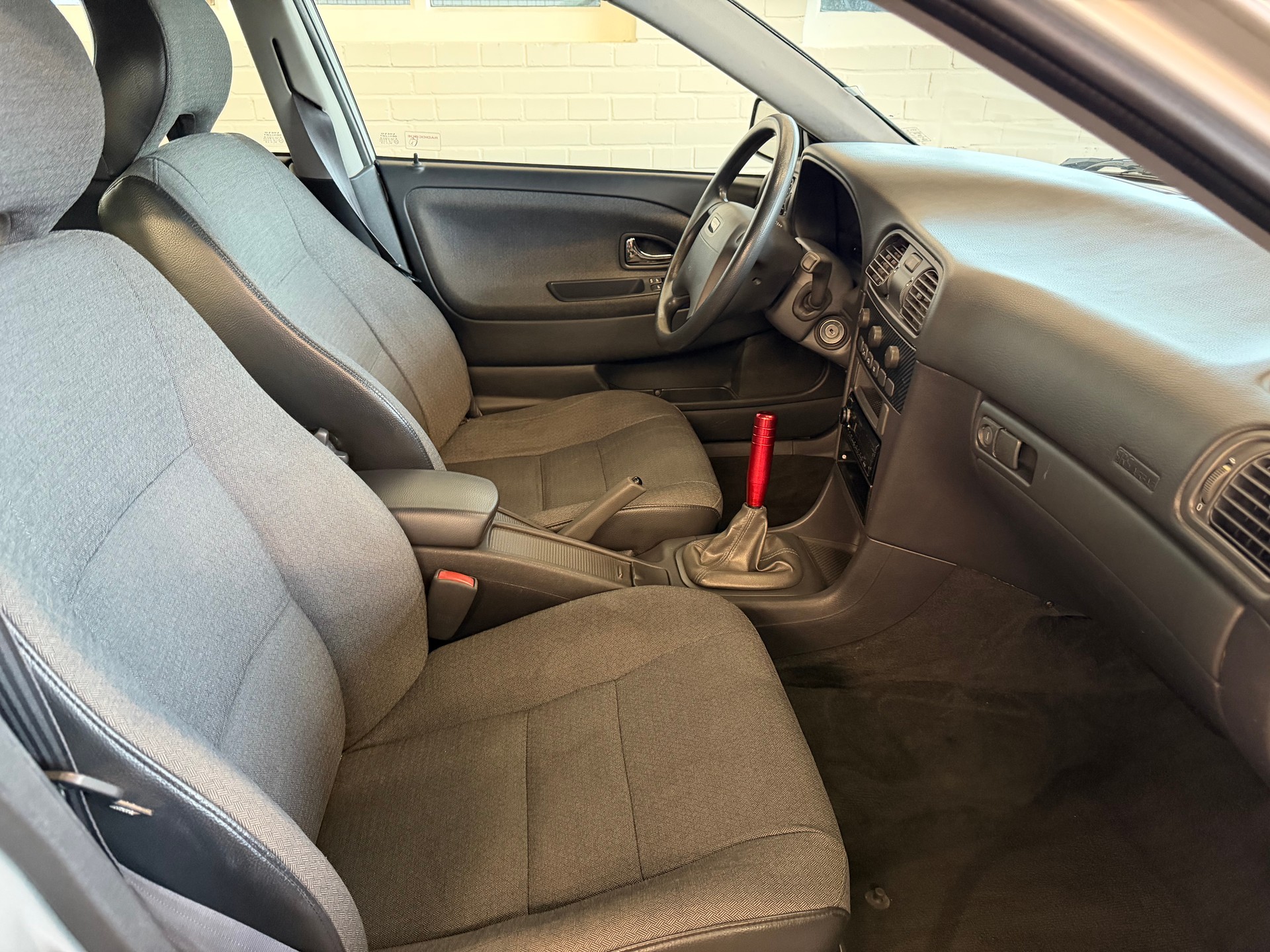 VOLVO V40 2.0T-image-12