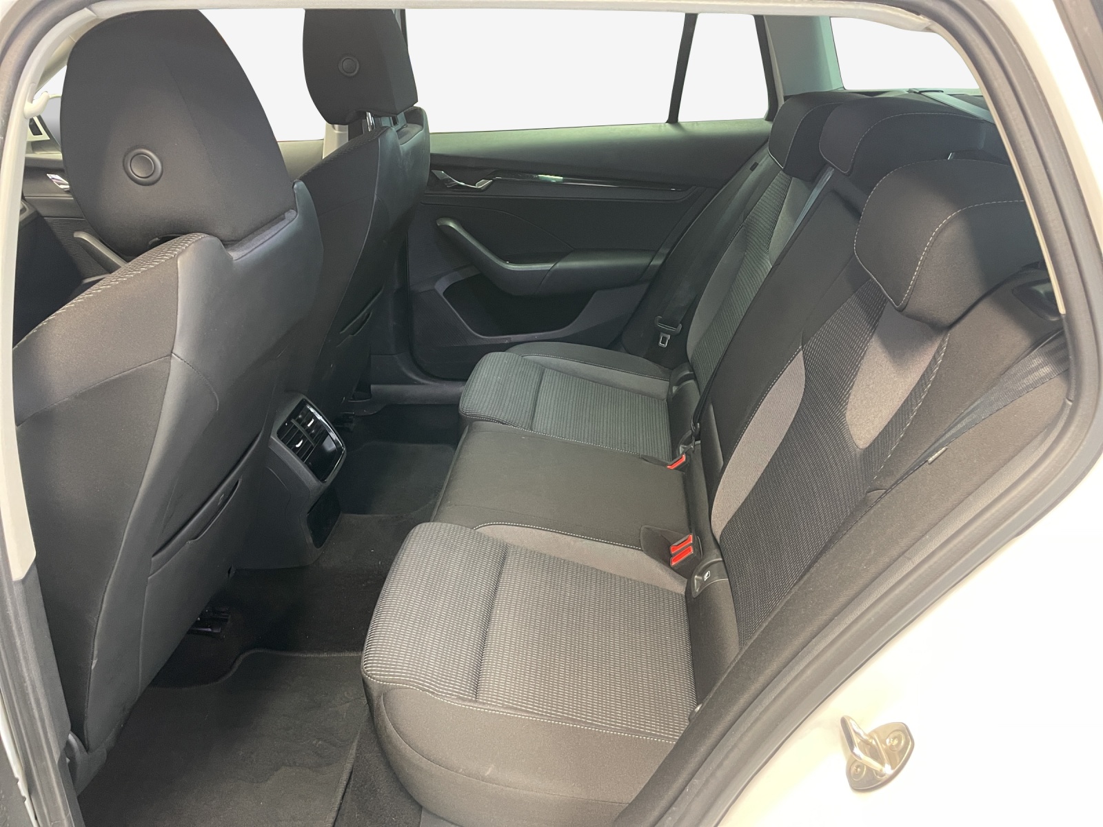 SKODA Octavia Combi 2.0 TDI DSG Ambition-image-11