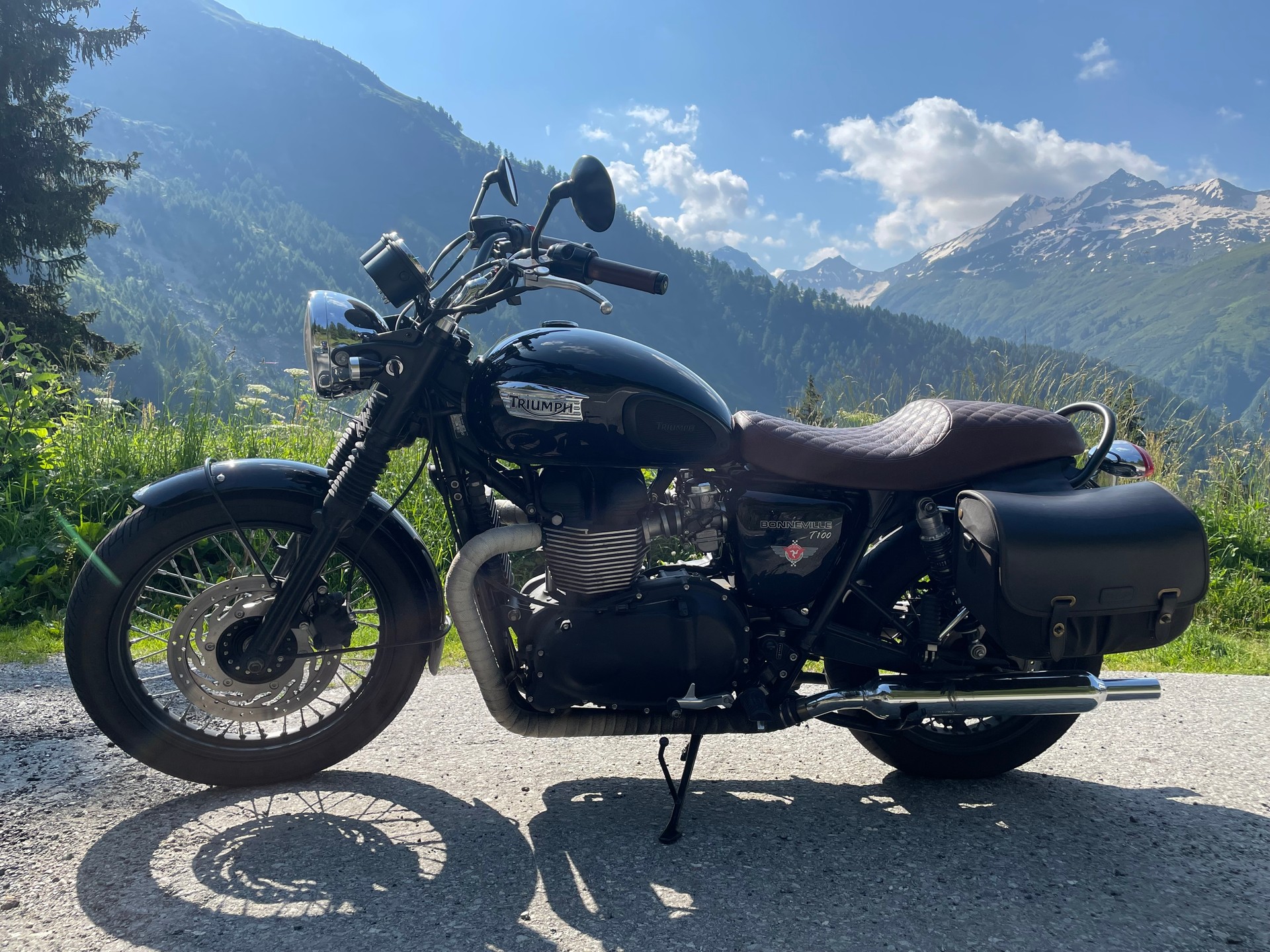 TRIUMPH Bonneville 900 i-image-2