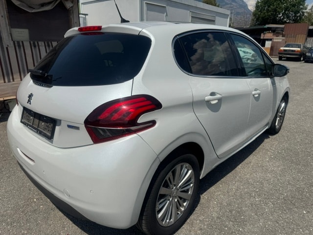 PEUGEOT 208 1.2 PureTech Allure EAT6-image-10