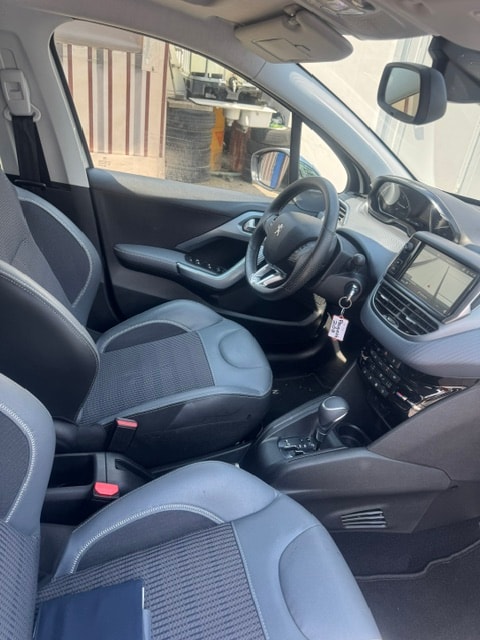 PEUGEOT 208 1.2 PureTech Allure EAT6-image-11