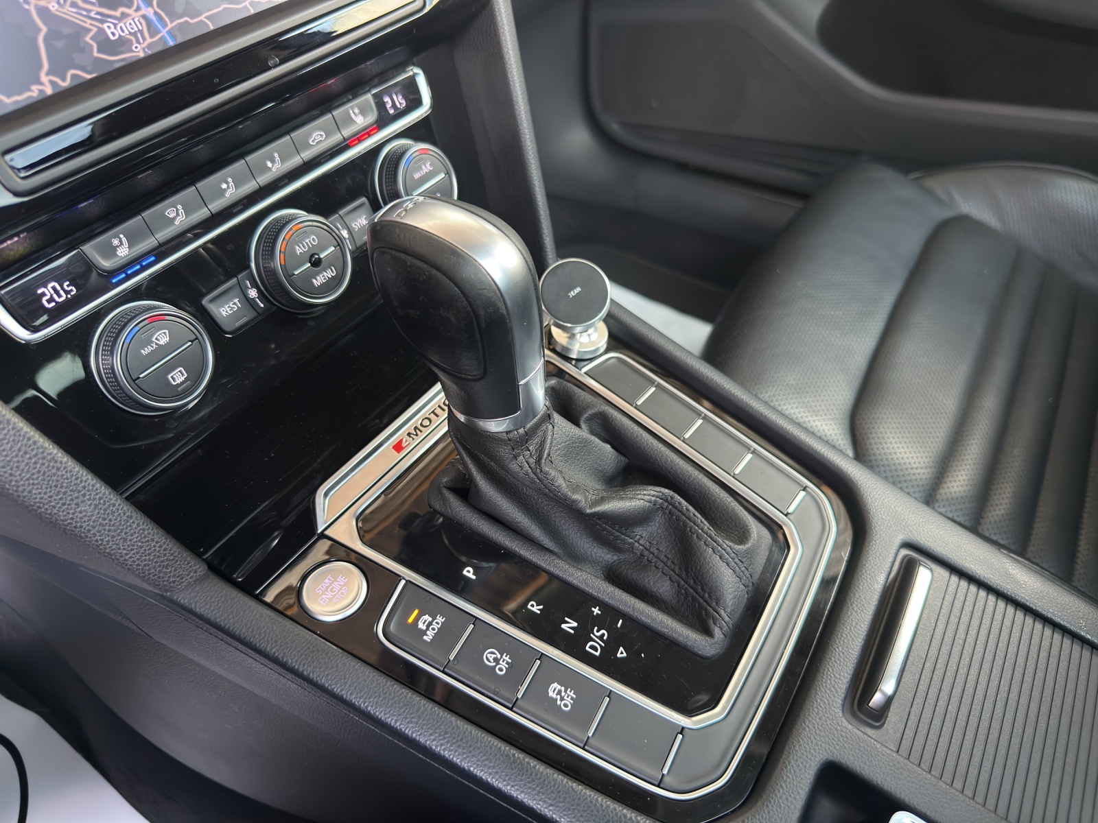 VW Passat Variant 2.0 TDI BMT High. DSG 4Motion-image-10