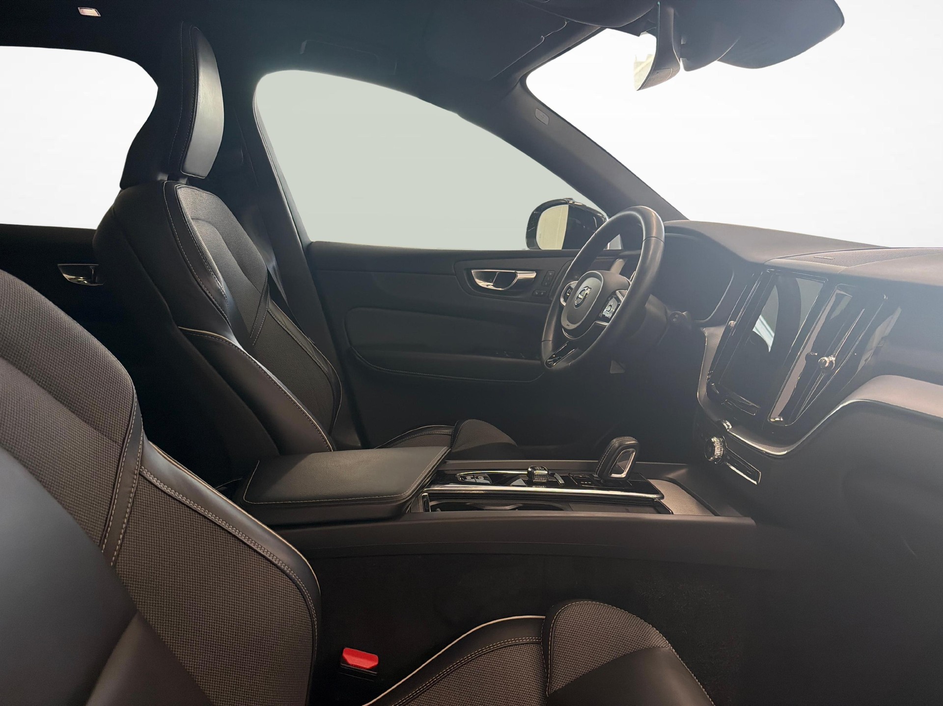 VOLVO XC60 2.0 B5 MH R-Design AWD-image-9