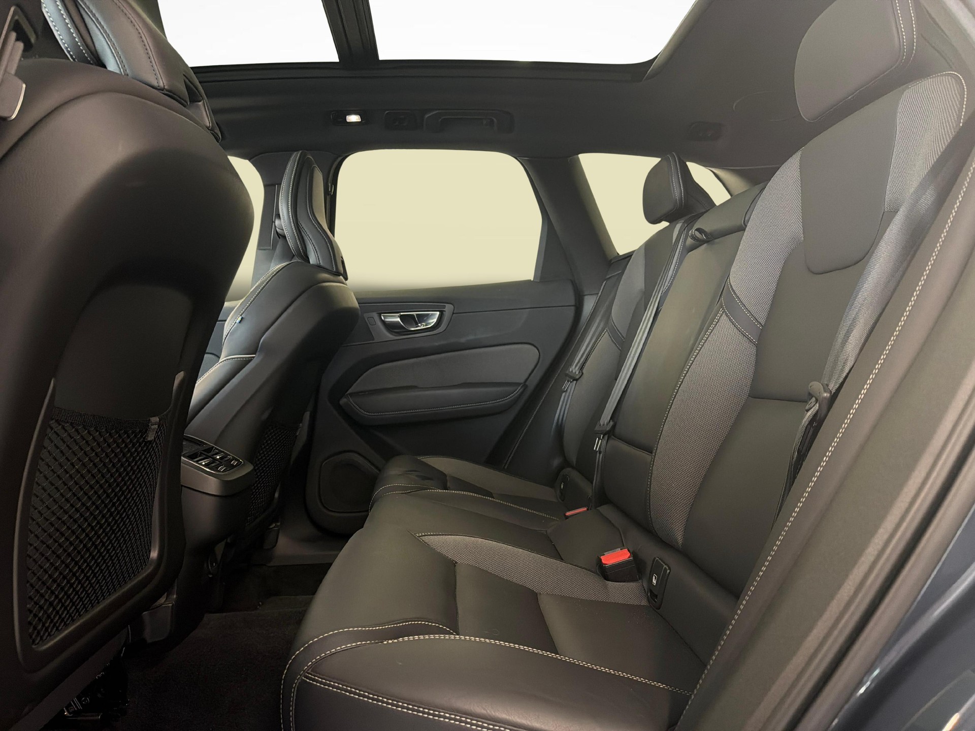 VOLVO XC60 2.0 B5 MH R-Design AWD-image-11