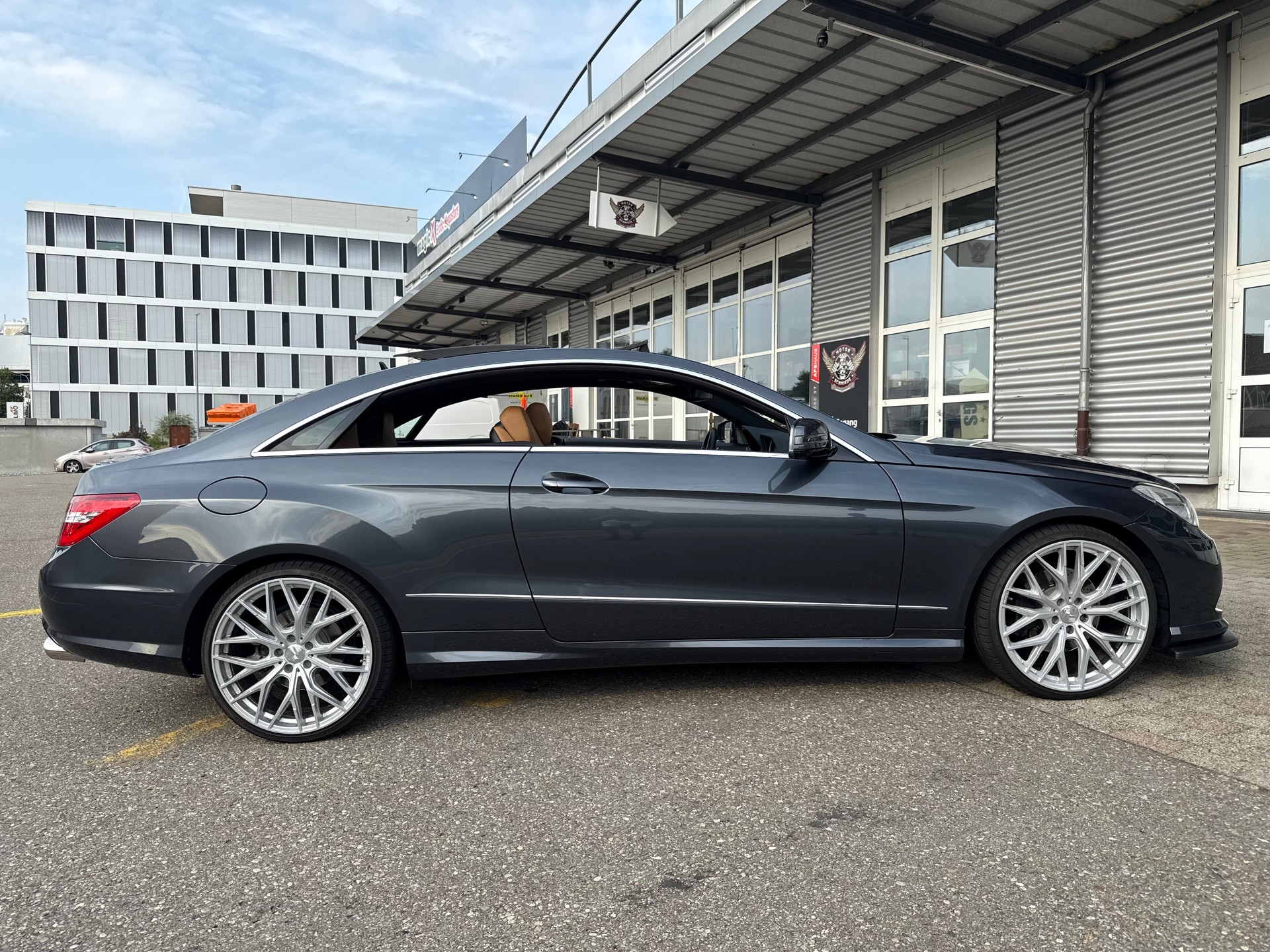 MERCEDES-BENZ Mercedes-Benz E 350 | AMG Line | 20” NEU | Sitzkühlung & Memory | Distronic | Schiebedach | Harman Kardon | Sportauspuff-image-3