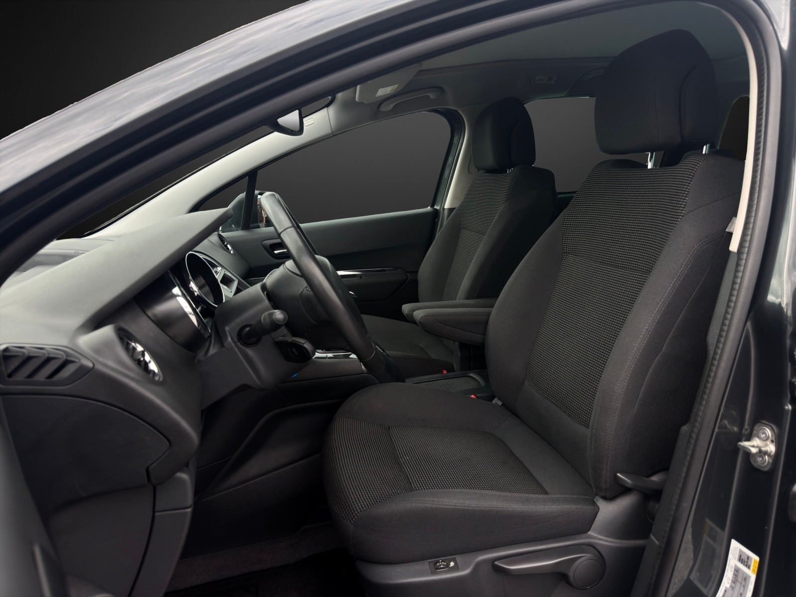 PEUGEOT 5008 2.0 BlueHDI Business Line mit 150 PS * 7-Plätzer *-image-6