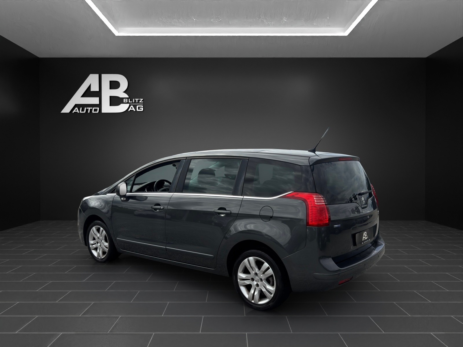 PEUGEOT 5008 2.0 BlueHDI Business Line mit 150 PS * 7-Plätzer *-showroom-element-2