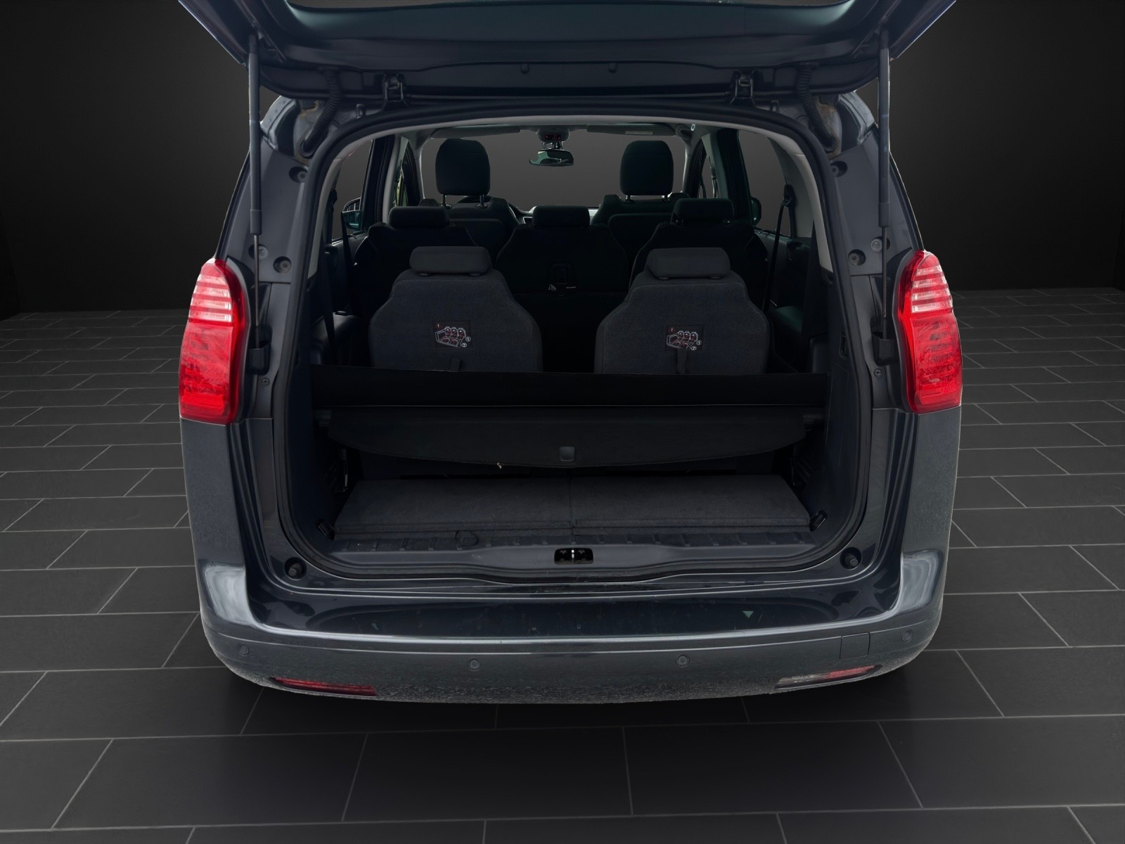 PEUGEOT 5008 2.0 BlueHDI Business Line mit 150 PS * 7-Plätzer *-image-13