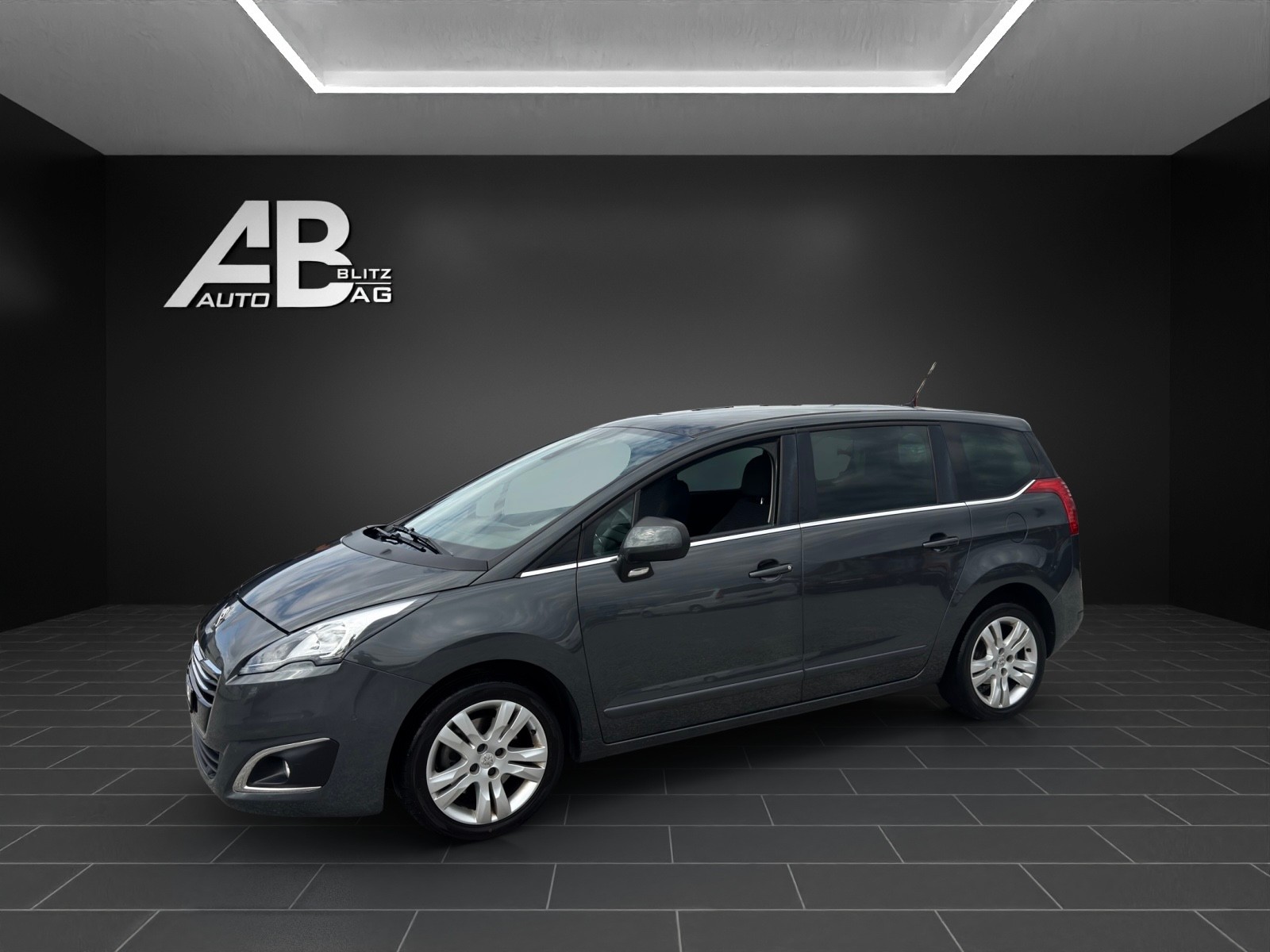 PEUGEOT 5008 2.0 BlueHDI Business Line mit 150 PS * 7-Plätzer *-showroom-element-1